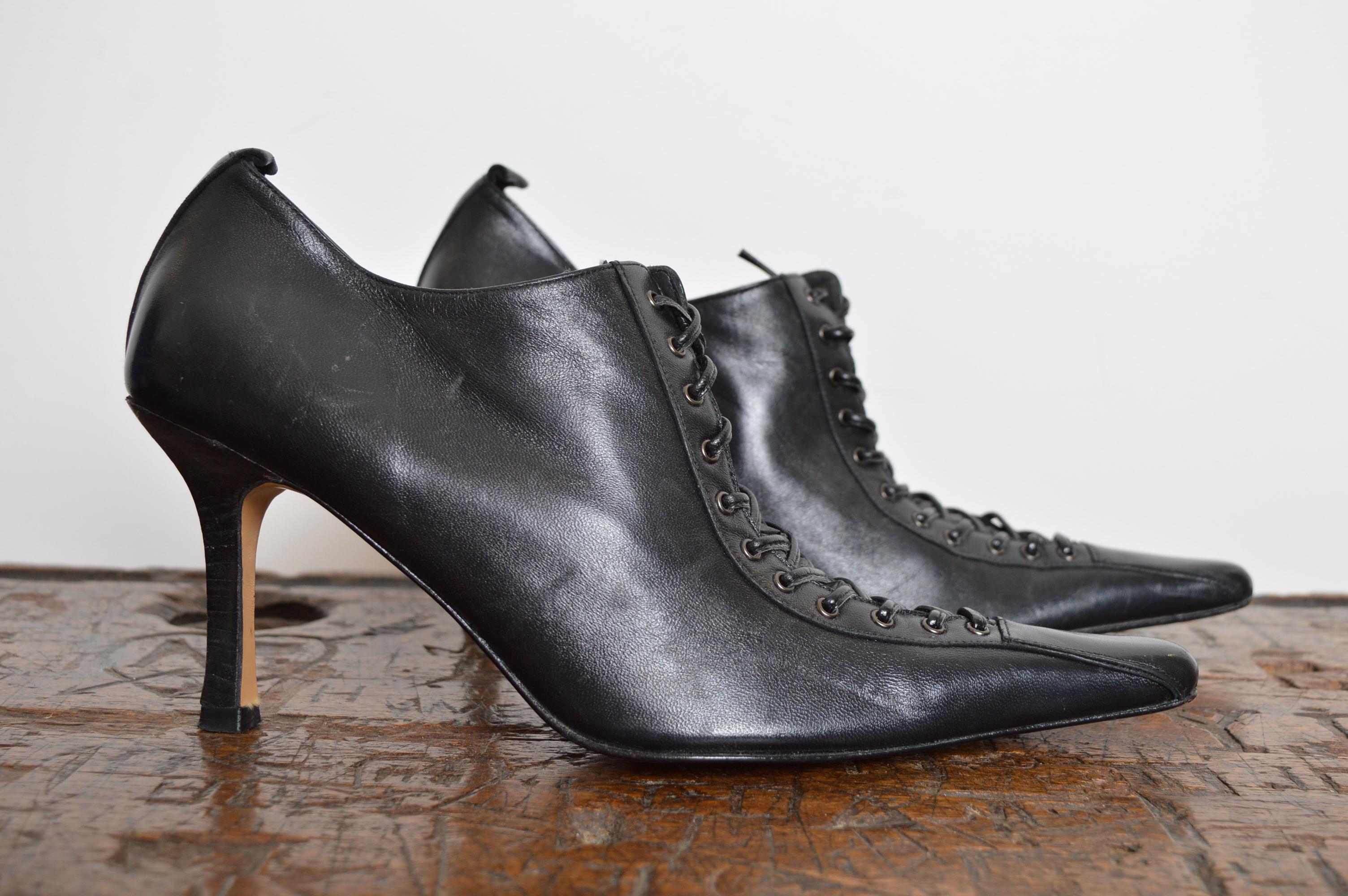 Avant Guard 2000s Spitze Spitze Italienisch Artisan Schwarz Leder Gericht Schuh Heels im Angebot 7
