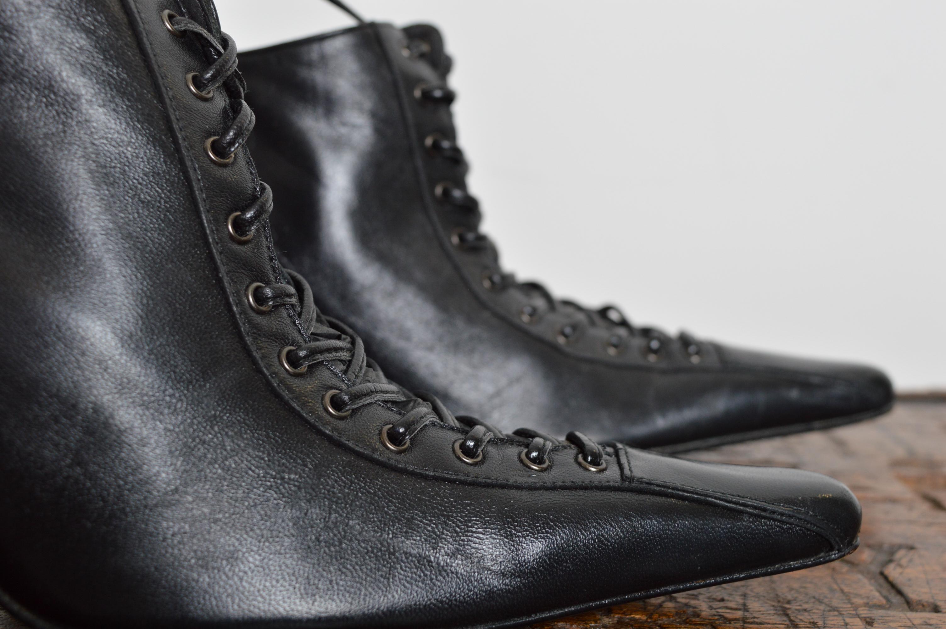 Avant Guard 2000s Spitze Spitze Italienisch Artisan Schwarz Leder Gericht Schuh Heels im Angebot 8