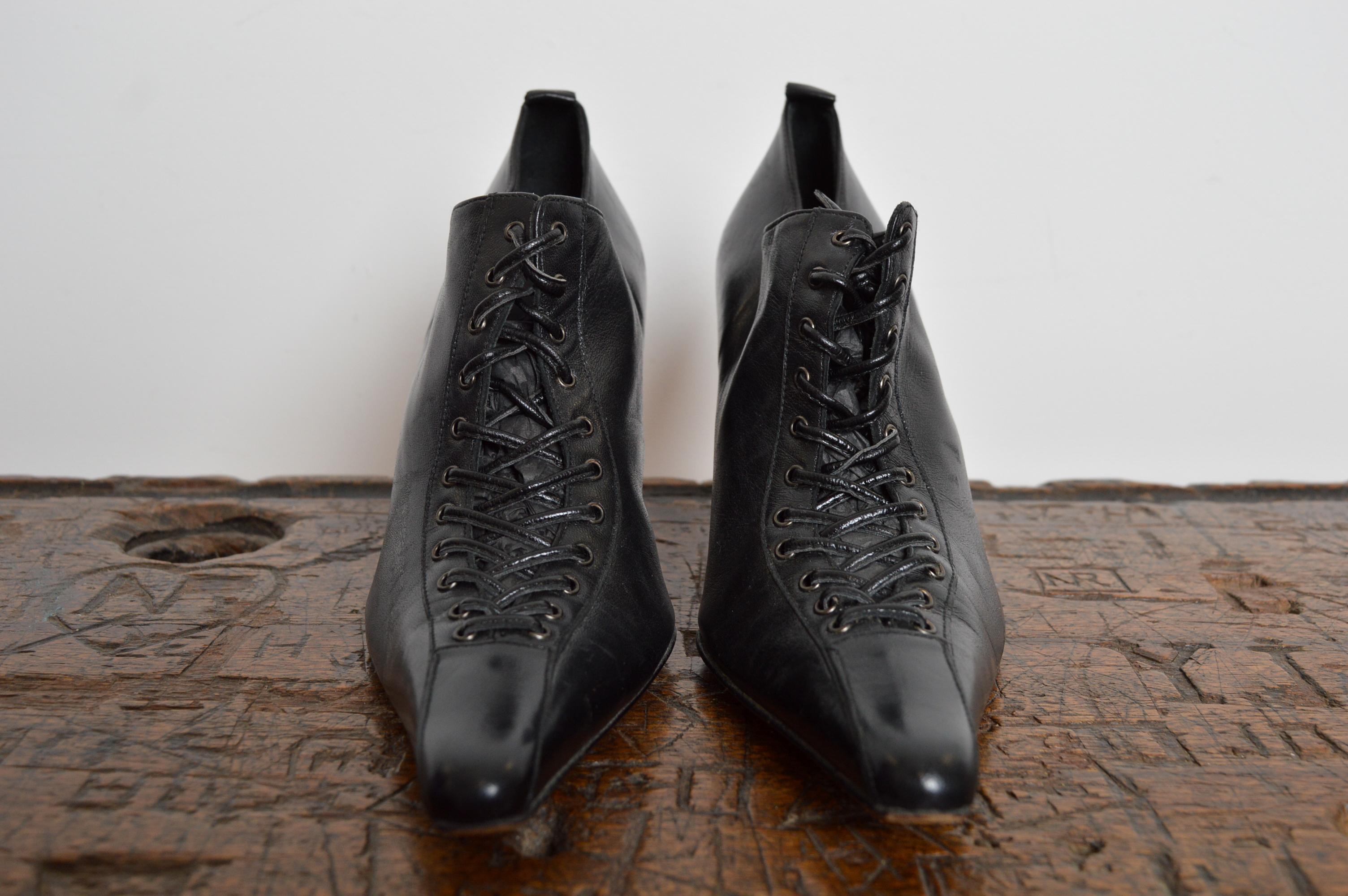 Sexy, Avant Guard 2000's Pointed Lace Up Black Leather Court Shoe Heels, Hand Made in Italy by Artisans.
Größe; UK 4.5 / EU 37.5
Absatzhöhe; 3