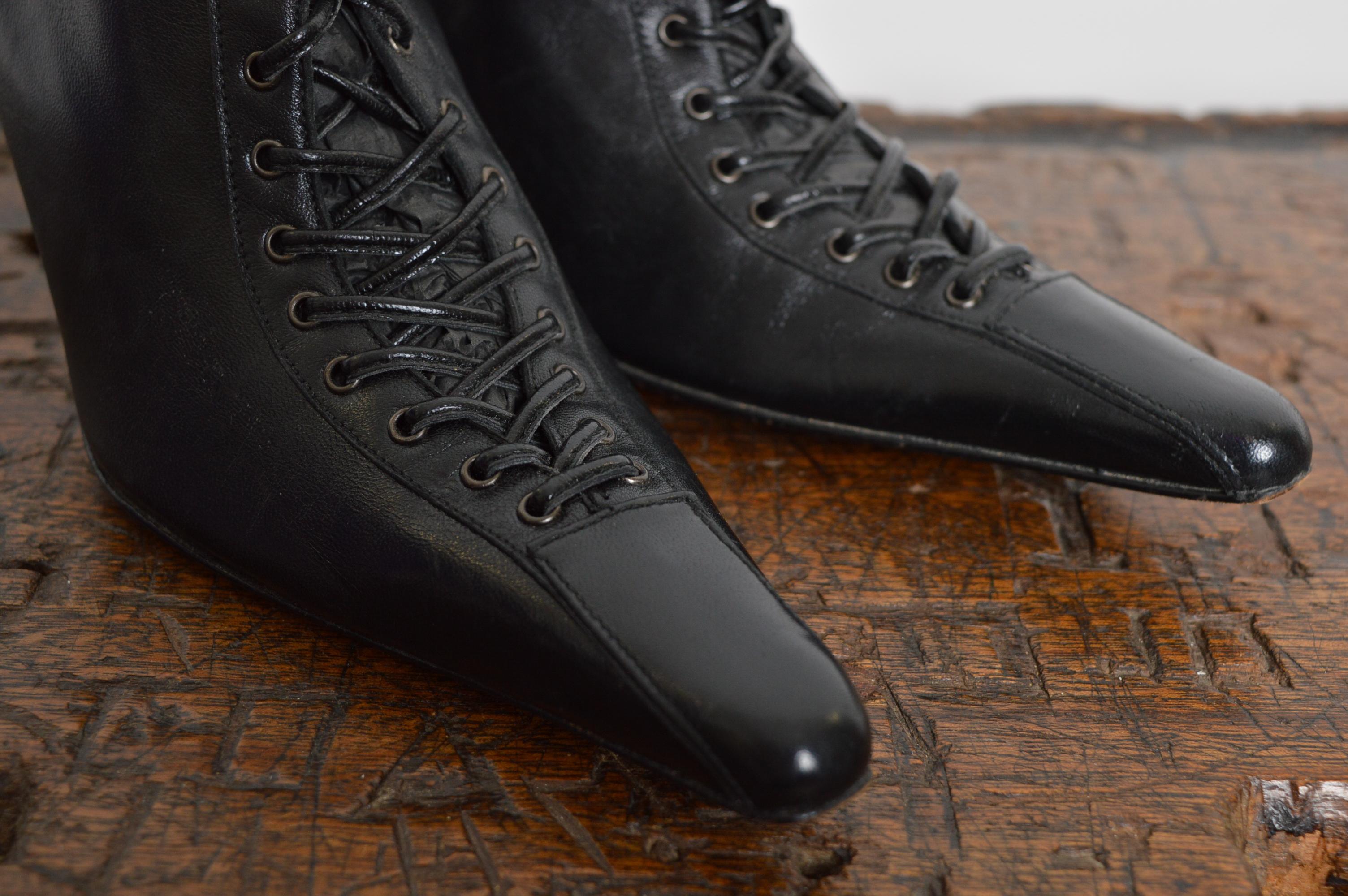 Avant Guard 2000s Spitze Spitze Italienisch Artisan Schwarz Leder Gericht Schuh Heels im Angebot 1