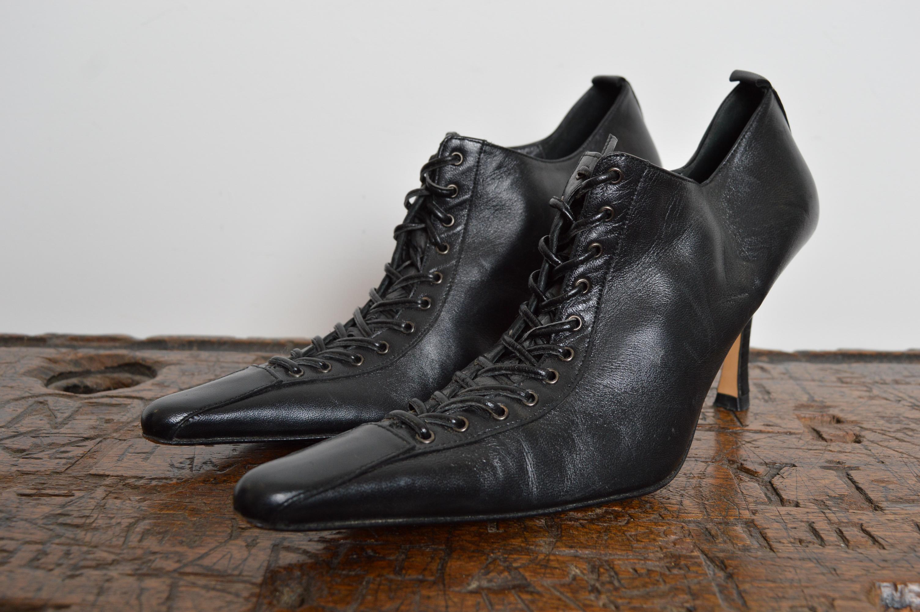 Avant Guard 2000s Spitze Spitze Italienisch Artisan Schwarz Leder Gericht Schuh Heels im Angebot 2