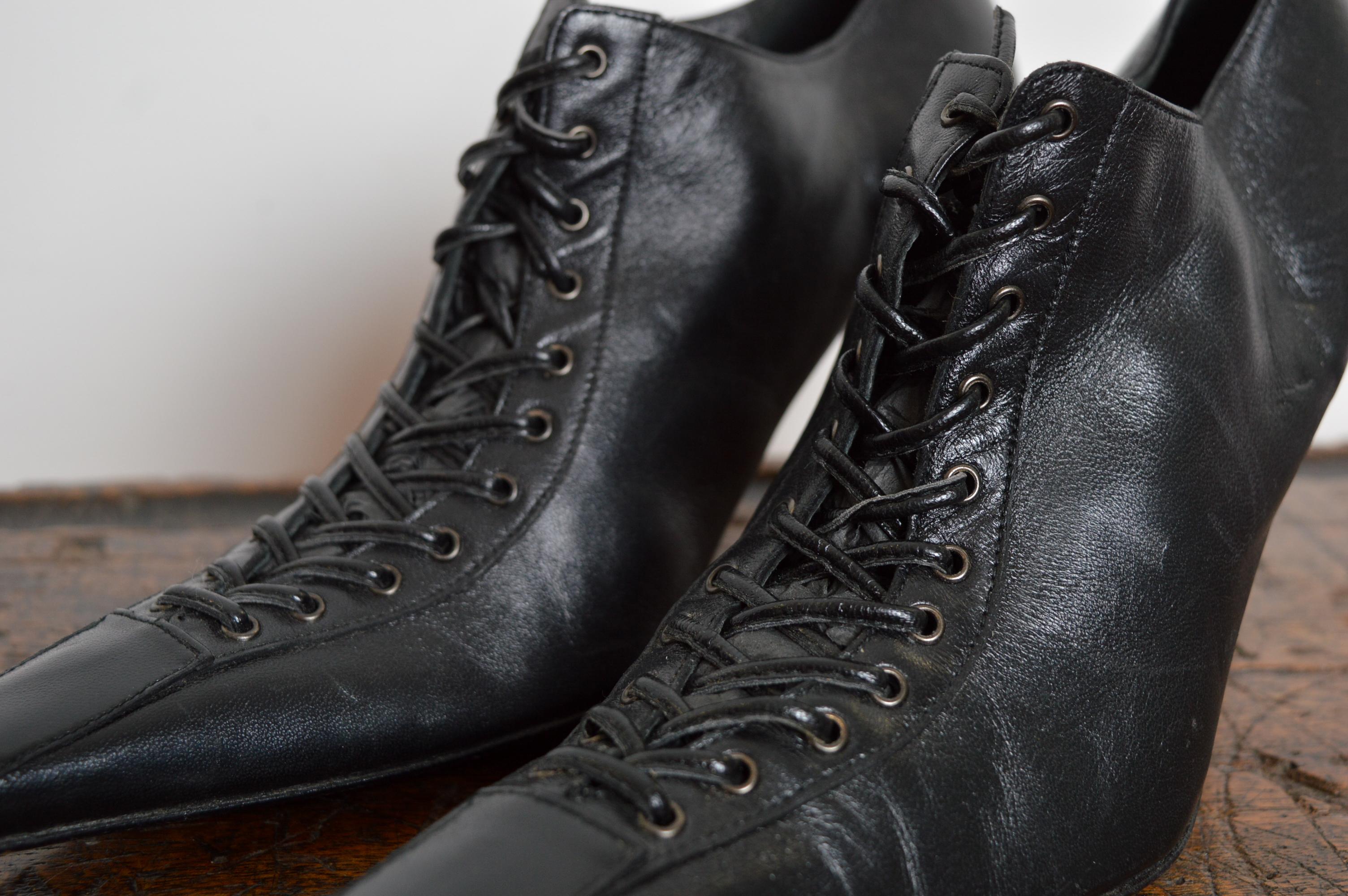 Avant Guard 2000s Spitze Spitze Italienisch Artisan Schwarz Leder Gericht Schuh Heels im Angebot 3