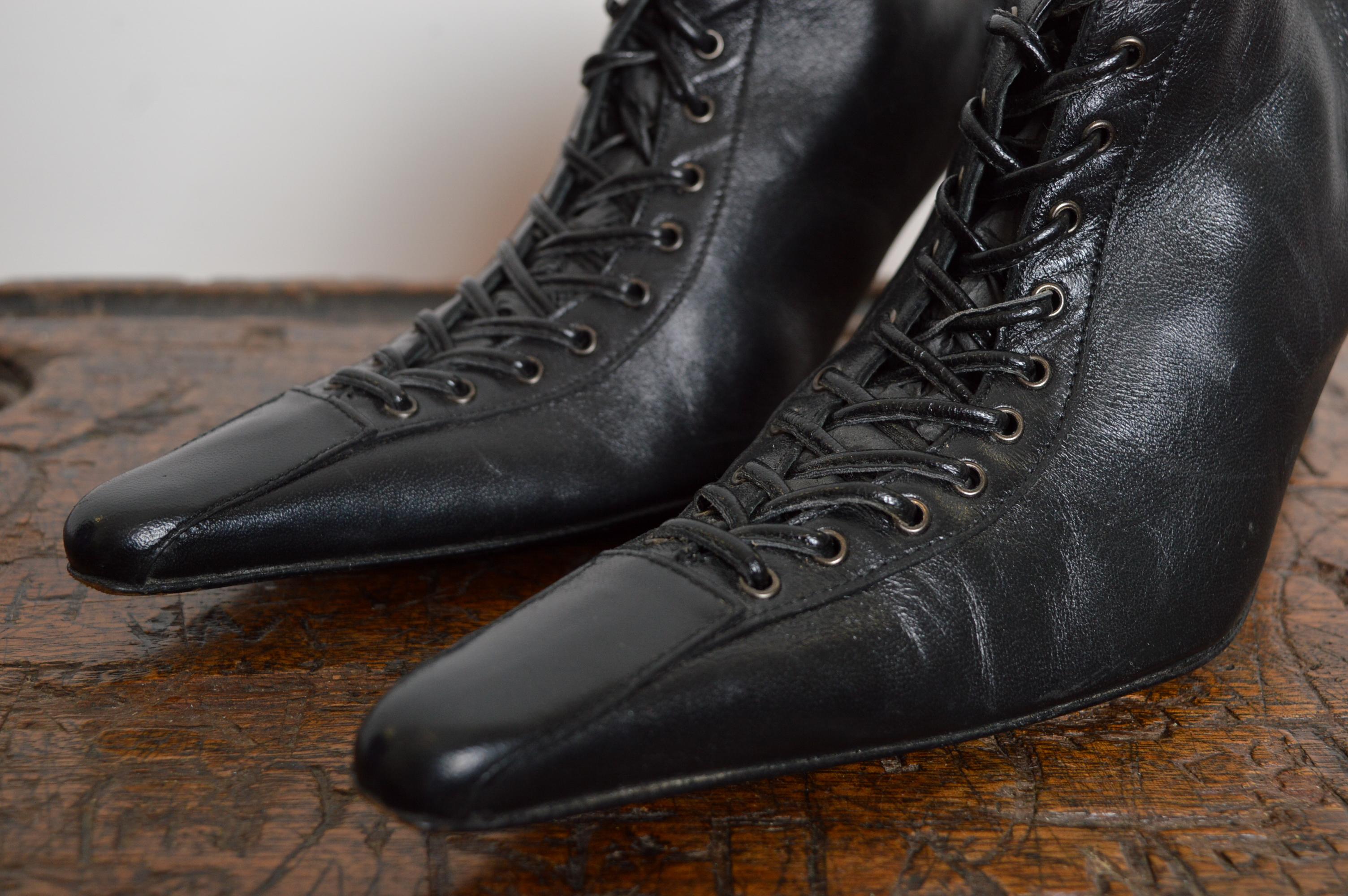 Avant Guard 2000s Spitze Spitze Italienisch Artisan Schwarz Leder Gericht Schuh Heels im Angebot 4
