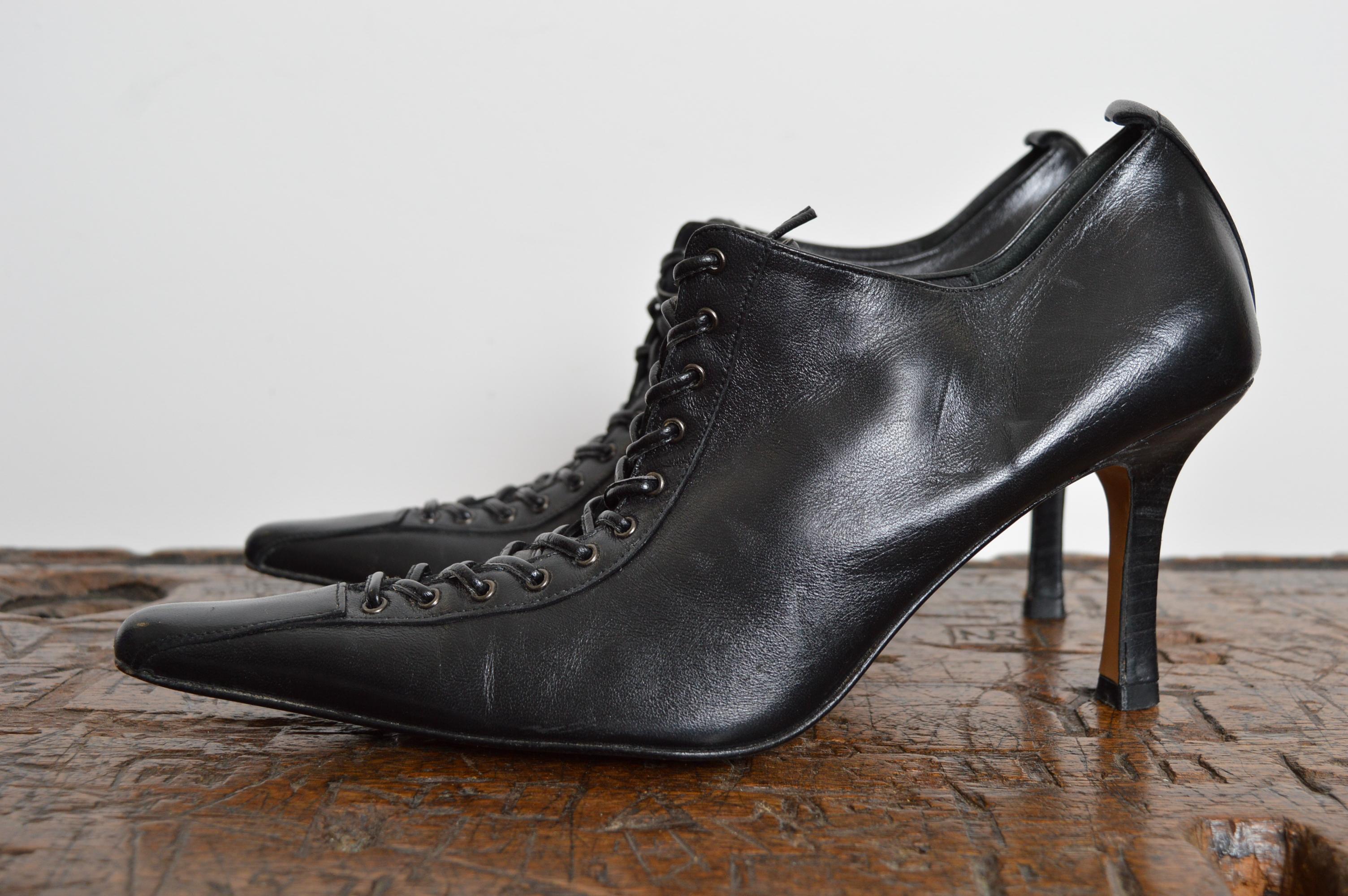 Avant Guard 2000s Spitze Spitze Italienisch Artisan Schwarz Leder Gericht Schuh Heels im Angebot 5