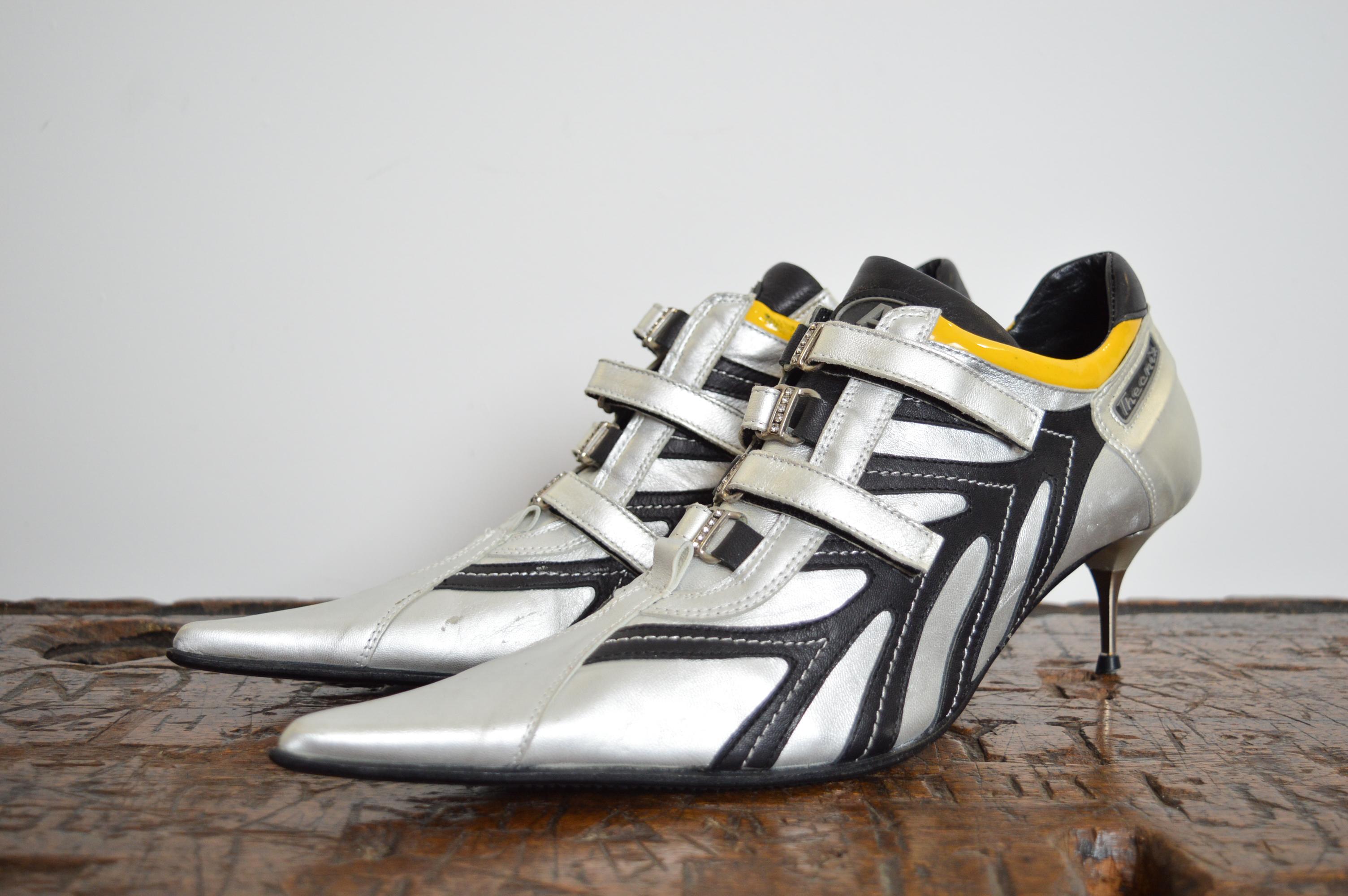 Avantgarde Andrea Lattanzi Technical Y2k Silber spitz zulaufende futuristische Trainer Heels im Zustand „Gut“ im Angebot in Sheffield, GB