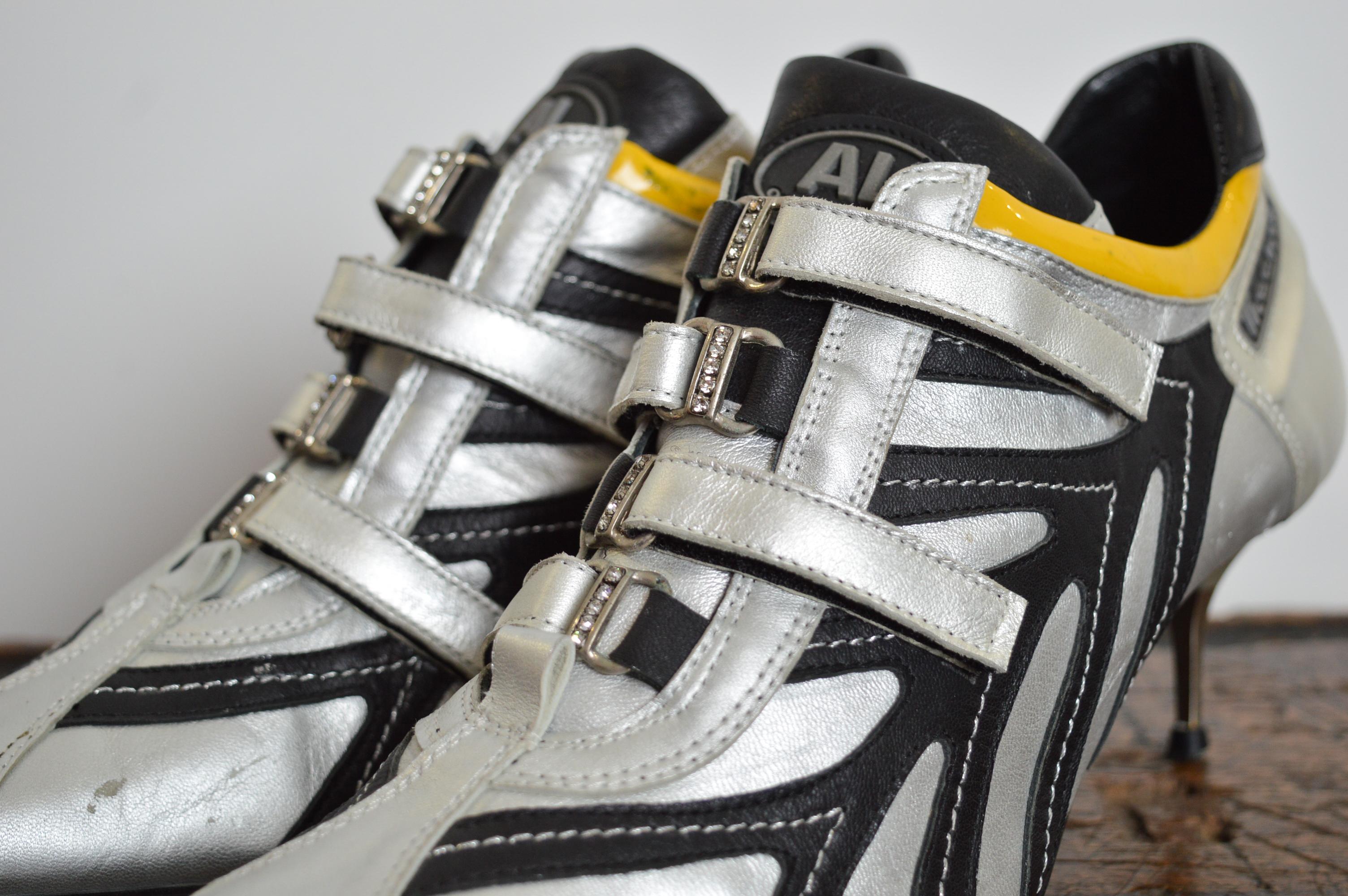 Avantgarde Andrea Lattanzi Technical Y2k Silber spitz zulaufende futuristische Trainer Heels im Angebot 4