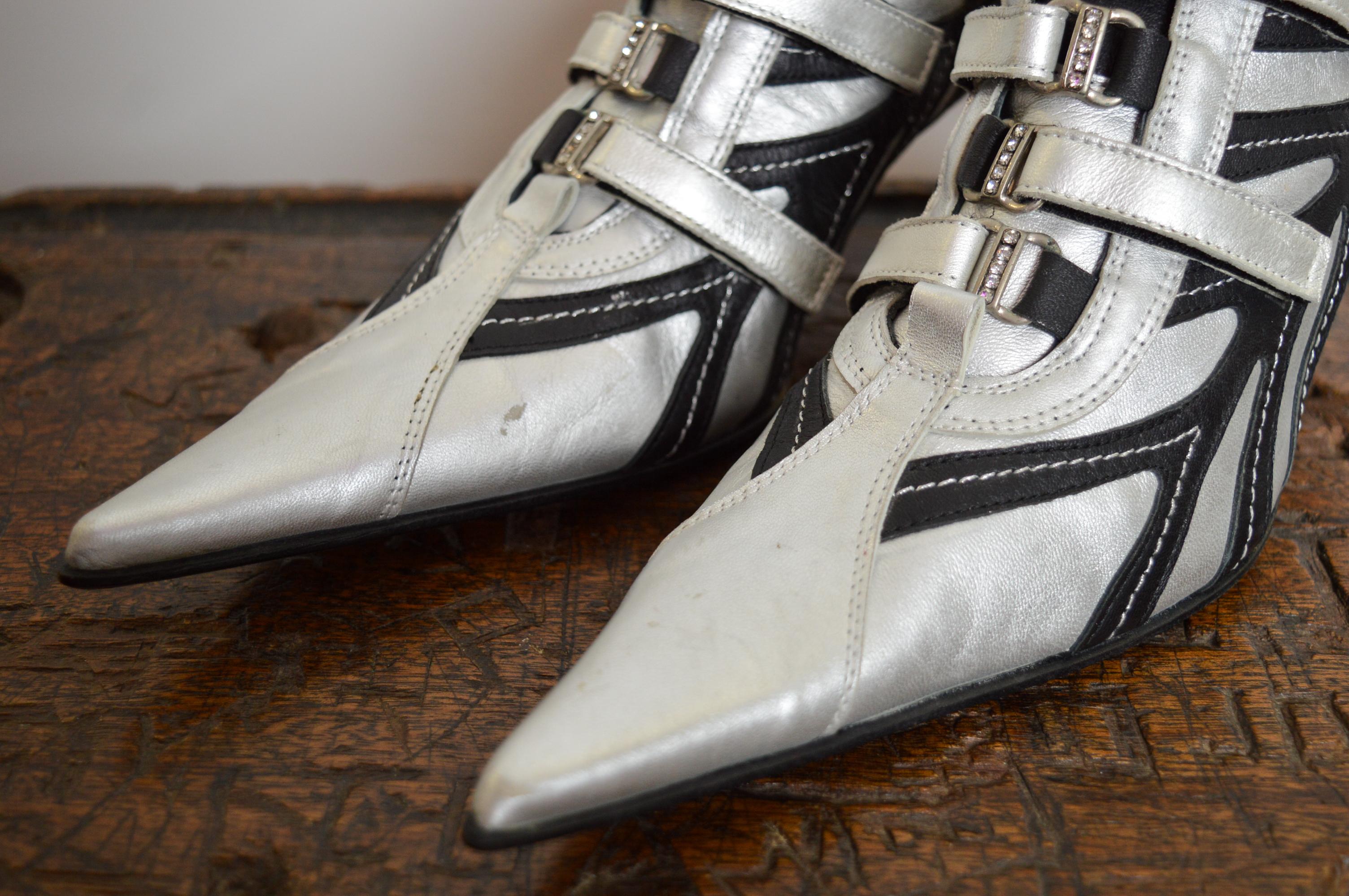 Avantgarde Andrea Lattanzi Technical Y2k Silber spitz zulaufende futuristische Trainer Heels im Angebot 5