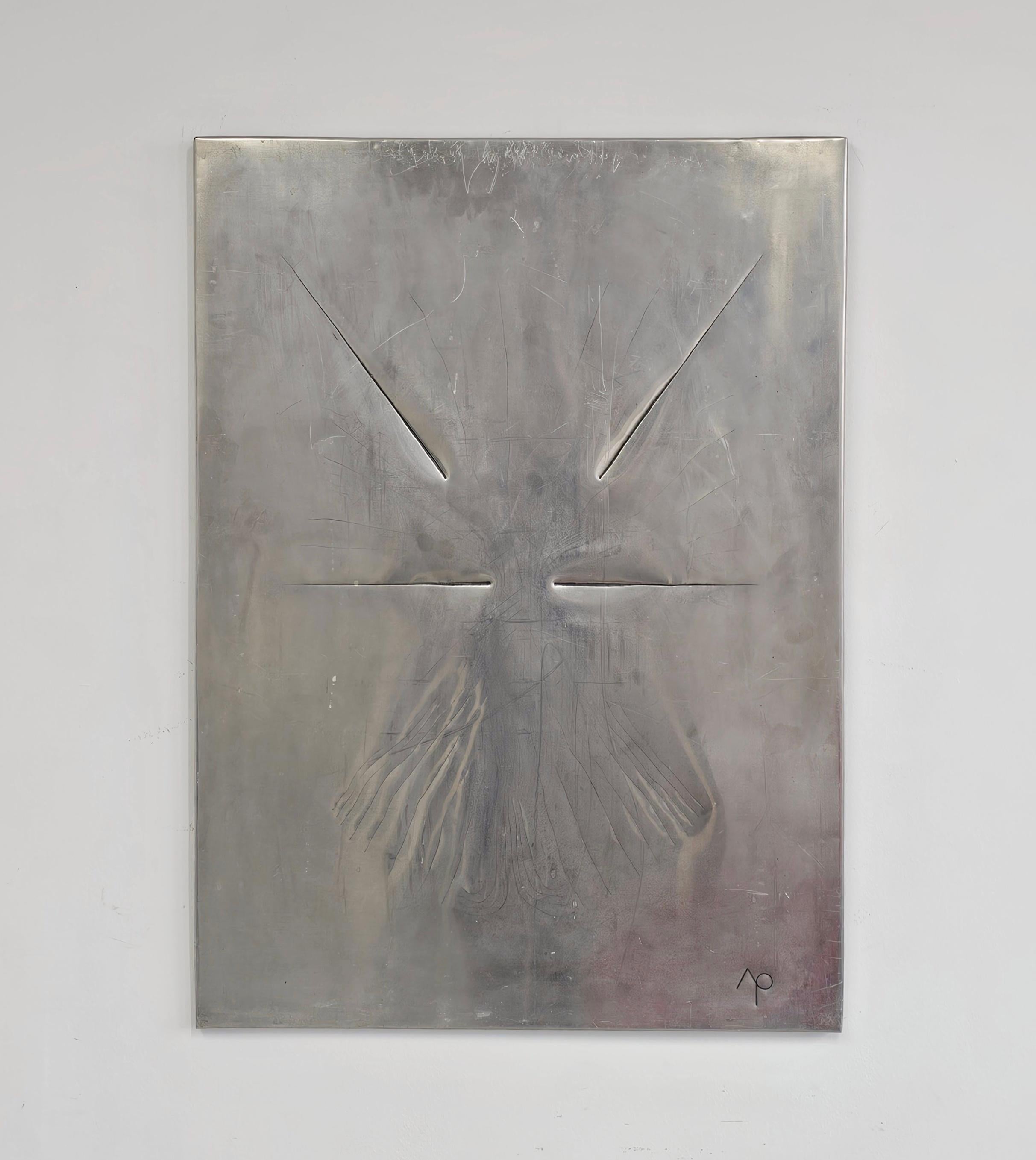 Dans cette annonce, vous trouverez une pièce frappante d'une œuvre d'art d'avant-garde réalisée en métal par un artiste yougoslave Ljubomir Rajčević. Cette pièce exceptionnelle présente une esthétique minimale à couper le souffle, réalisée en tôle