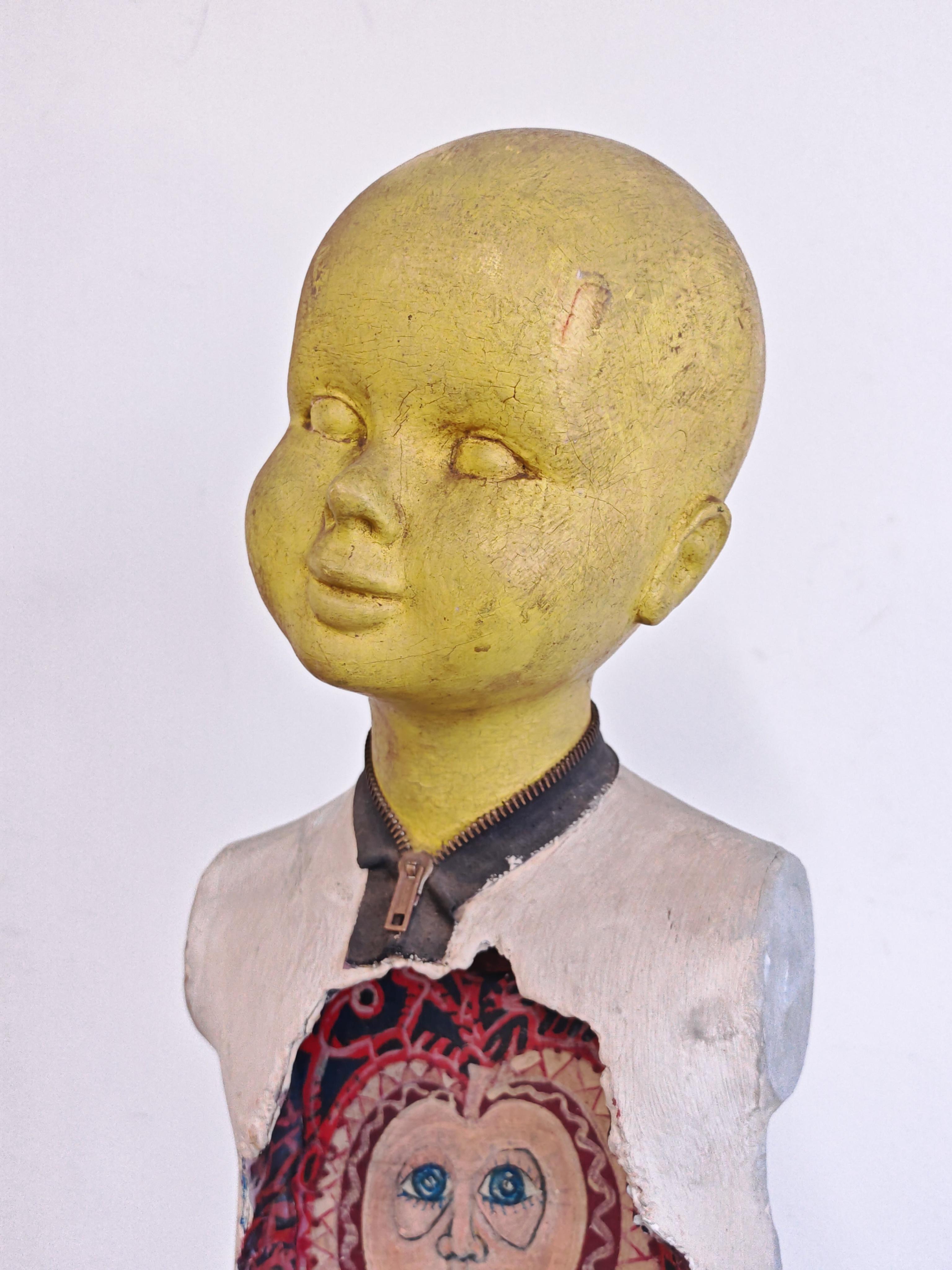 In questa inserzione troverai una straordinaria scultura d'avanguardia dipinta a mano in gesso. La scultura raffigura un bambino con il petto vuoto, dipinto alla maniera di Frida Kahlo. Sembra che l'artista abbia voluto esplorare il rapporto tra