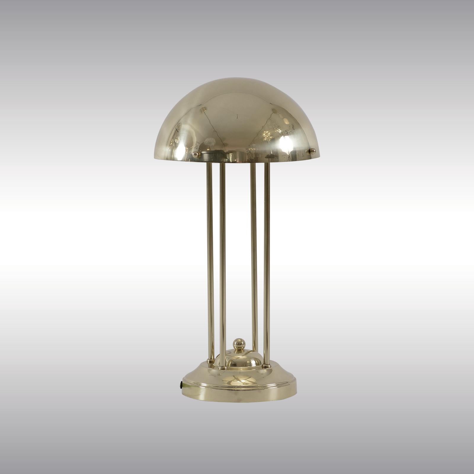 Jugendstil-Tischlampe im Avantgardistischen Stil von Josef Hoffmann, Neuauflage, Sezessionsstil  (Messing) im Angebot