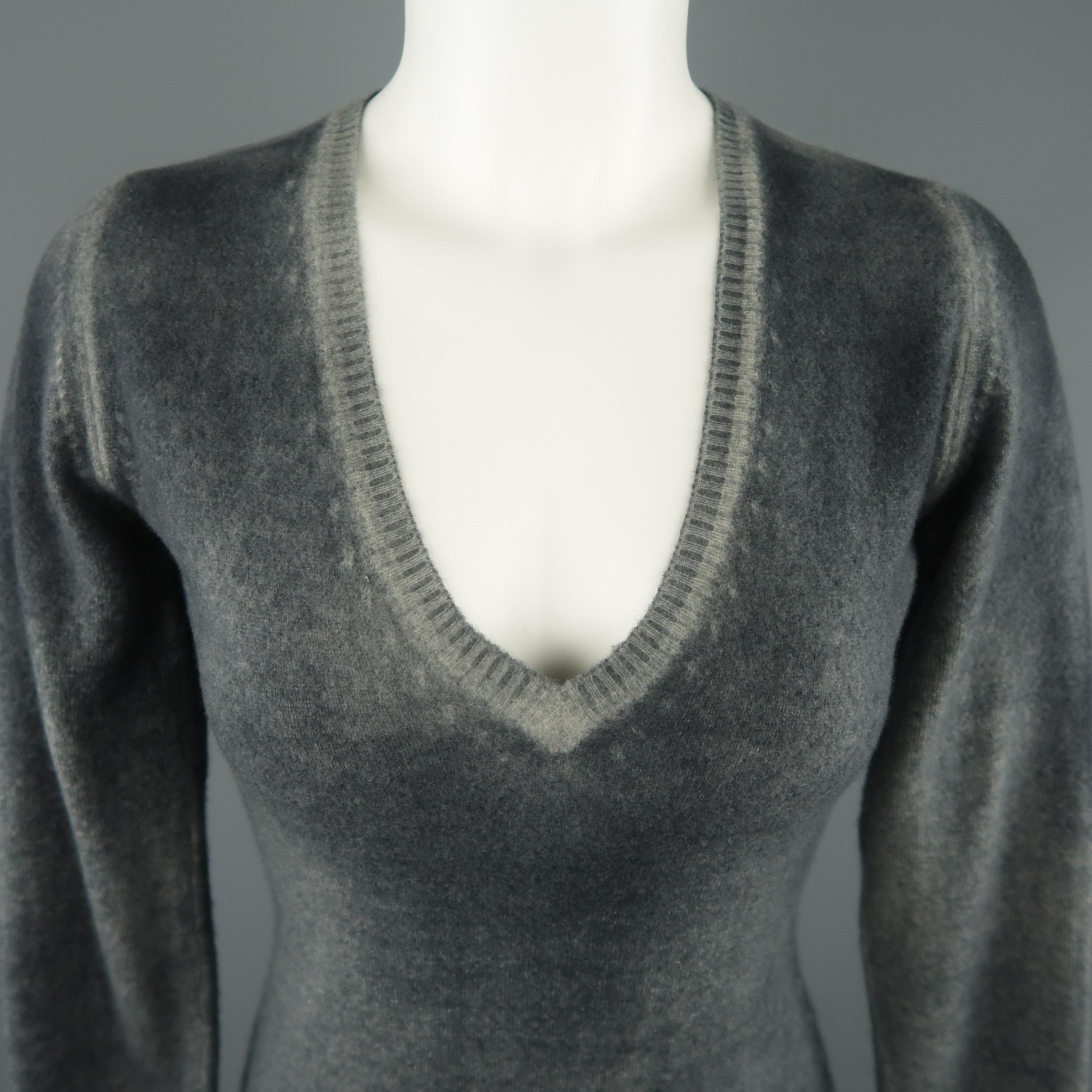 AVANTI pullover sweater comes in gray cashmere knit with a deep v neckline and all over washed effect print. Made in Italy.
 
Excellent Pre-Owned Condition.
Marked: IT 38
 
Measurements:
 
Shoulder: 13 in.
Bust: 34 in.
Sleeve: 23 in.
Length: 24 in.