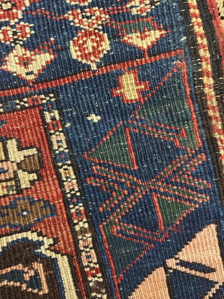 Avar-Teppich aus dem östlichen Kaukasus, Westküste des Kaspischen Meeres.

Alter: um 1880

Größe: 12′.0″x5′.9″ (366×175 cm)

Obwohl er wie ein großer Kazak-Teppich aus dem Südwesten aussieht, handelt es sich in Wirklichkeit um einen sehr seltenen