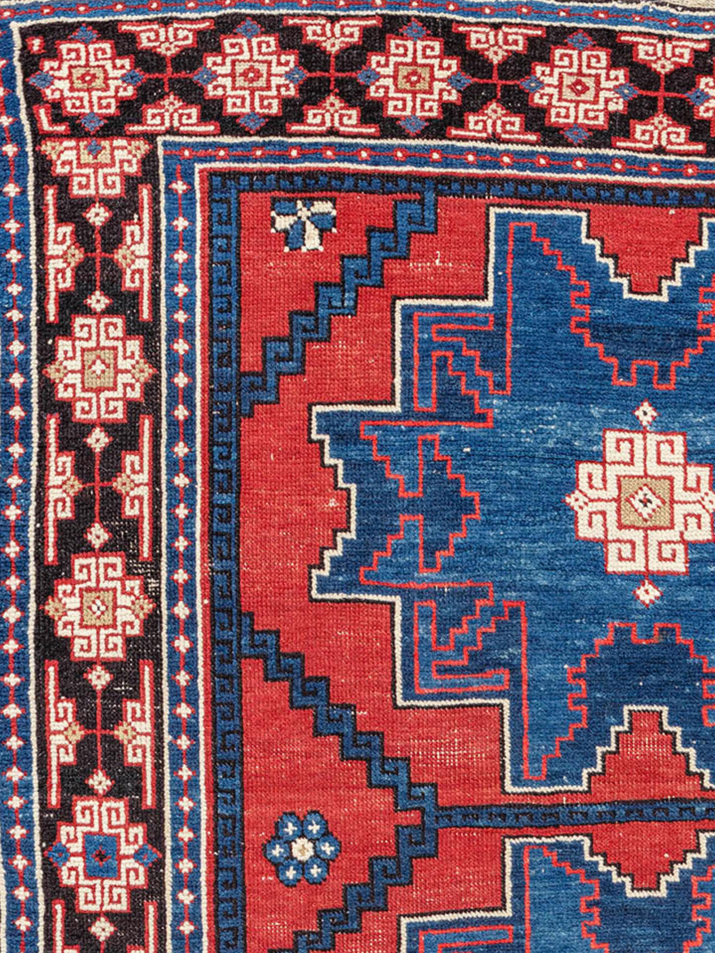 Tapis d'Avar, C.C. 1900

Les Avars sont les descendants d'un peuple du même nom qui a gagné l'Europe de l'Est et le Caucase au sixième siècle en provenance de l'Asie intérieure. À l'époque, ils fuyaient le pouvoir grandissant du khaghanat de Gok