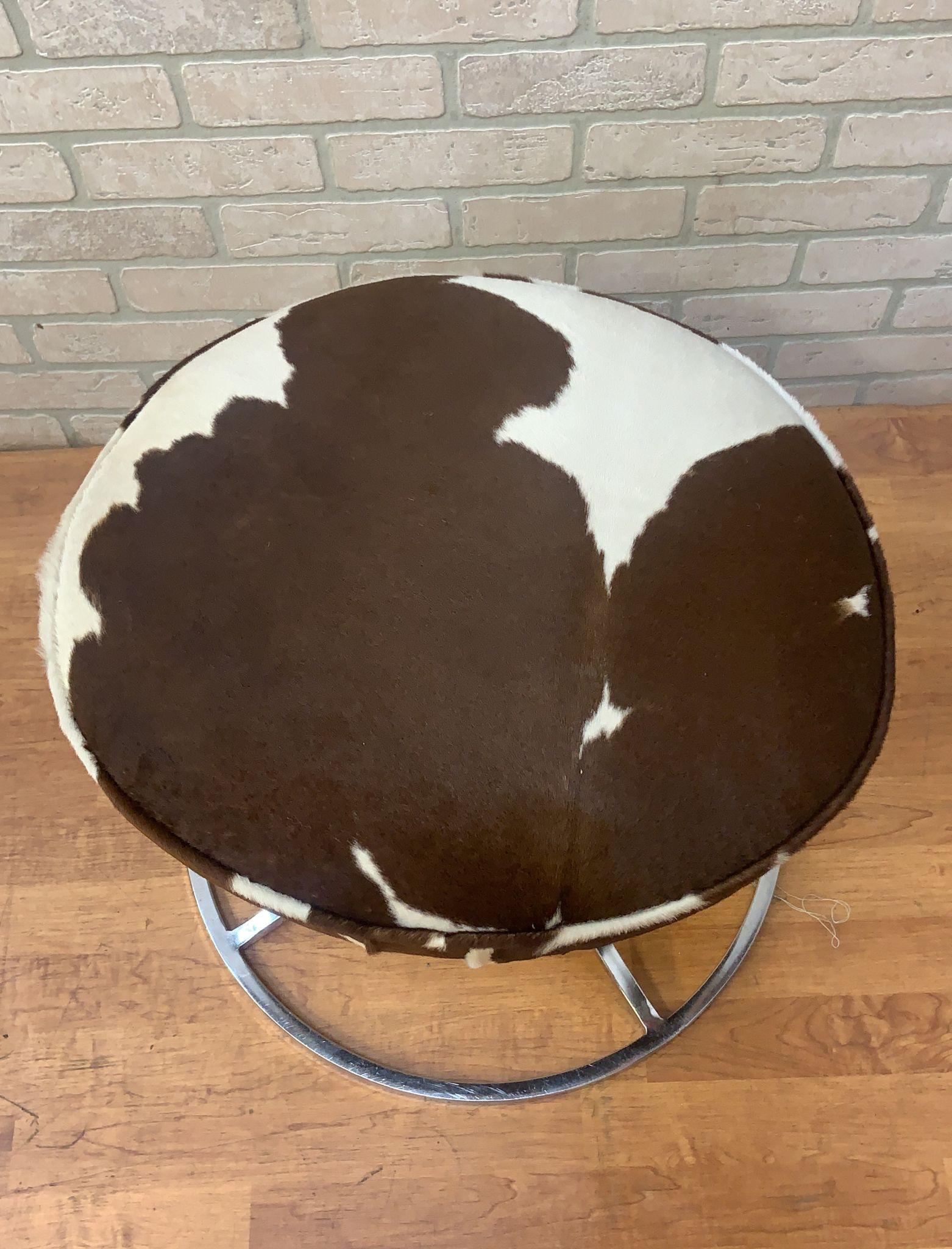 Avard Style Chrome Swivel Base Stools Newly Upholstered in Cowhide - Set of 4 In Good Condition For Sale In Chicago, IL