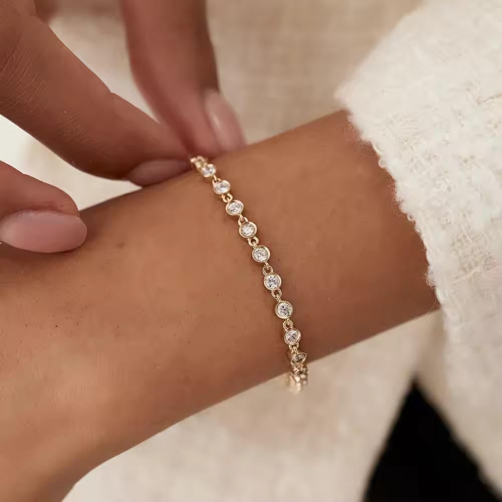 I diamanti naturali incastonati nel castone scintillano brillantemente, creando un look senza tempo che si adatta a qualsiasi occasione. Disponibile in oro rosa, giallo e bianco, questo bracciale offre un perfetto equilibrio tra eleganza e fascino