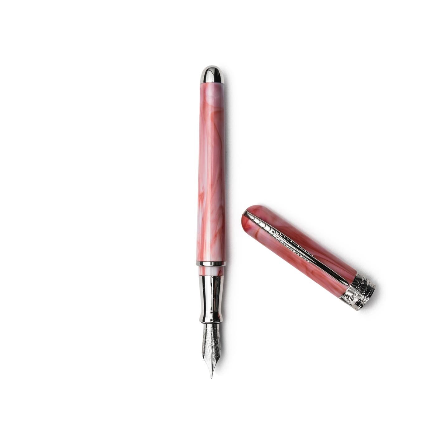 Dank der 3D-Technik und der hochpräzisen Fertigung wird der Stift ohne einen einzigen Tropfen Klebstoff zusammengebaut. Durch die Transparenz kann man nicht nur die Mechanik des Stiftes sehen, sondern auch den Tintenstand kontrollieren. Eine