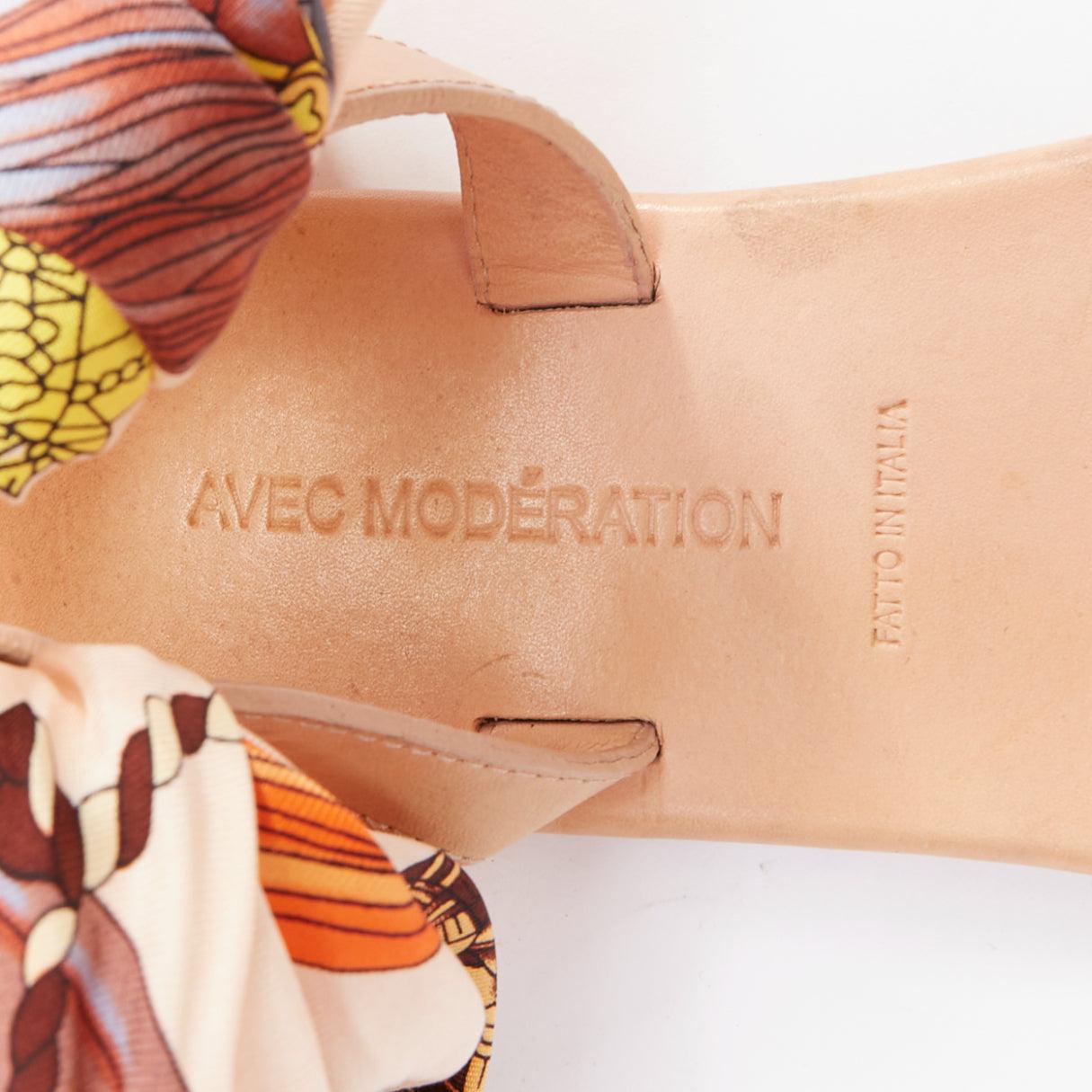 AVEC MODERATION rosa arancione, sciarpa di seta, sandali piatti in acrilico EU37 in vendita 4