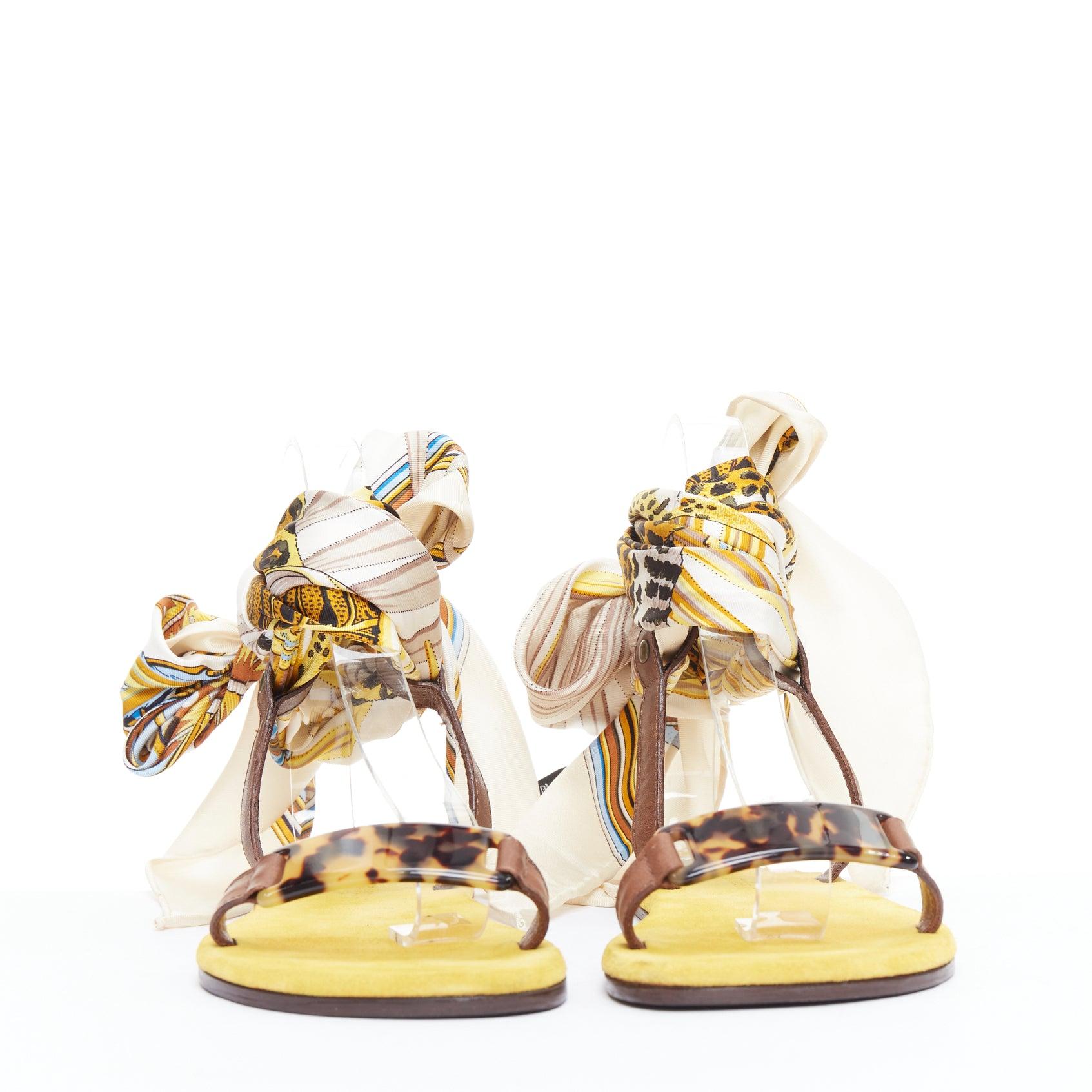 Blanc AVEC MODERATION sandales plates acryliques à nouer avec un foulard jaune crème soyeux EU37 en vente