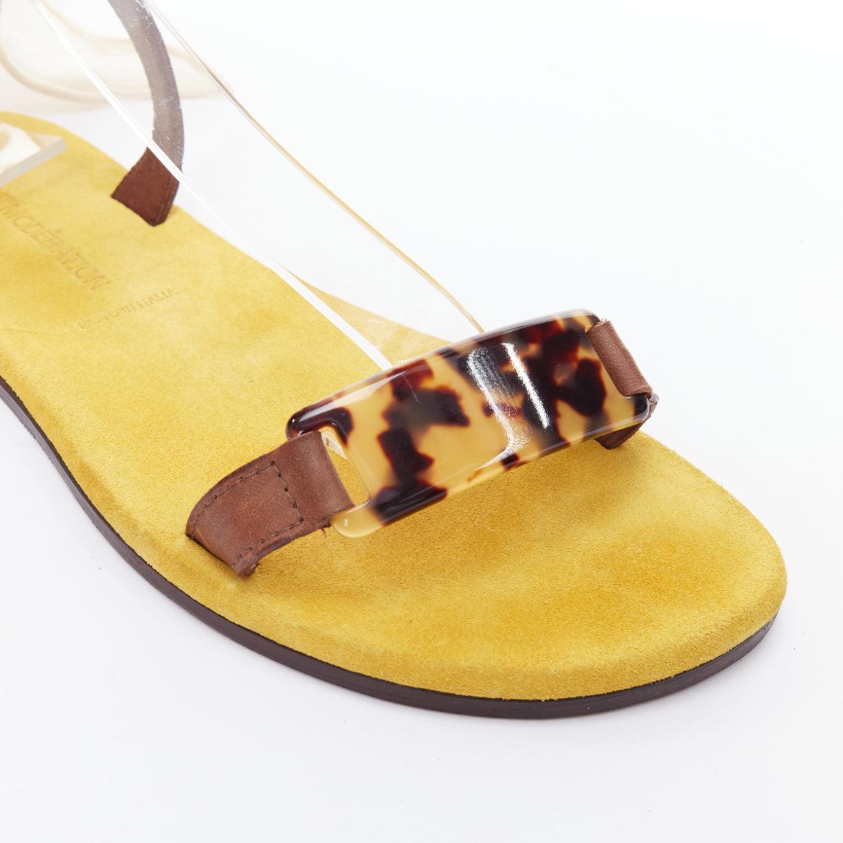 AVEC MODERATION sandales plates acryliques à nouer avec un foulard jaune crème soyeux EU37 en vente 3