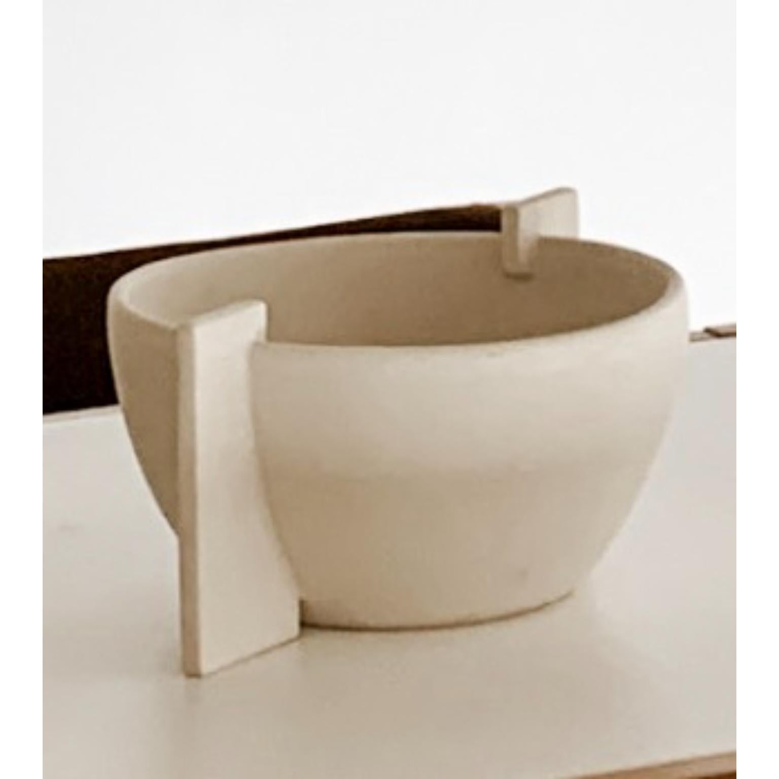 Ciotola Avelaine di Studio A
Unico nel suo genere.
Dimensioni: D 30 x L 35 x H 16 cm.
Materiali: Gres bianco crepato opaco.

A causa della lavorazione a mano di questo articolo, ogni pezzo sarà unico e ci si può aspettare qualche variazione.