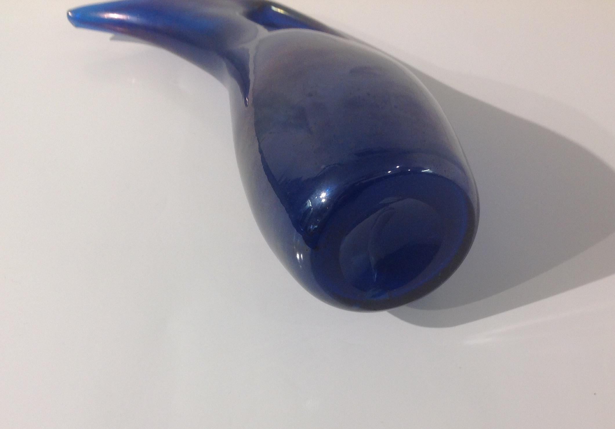AVeM Anse Volante Murano glass vase in irridized vibrant blue In Good Condition For Sale In Keego Harbor, MI
