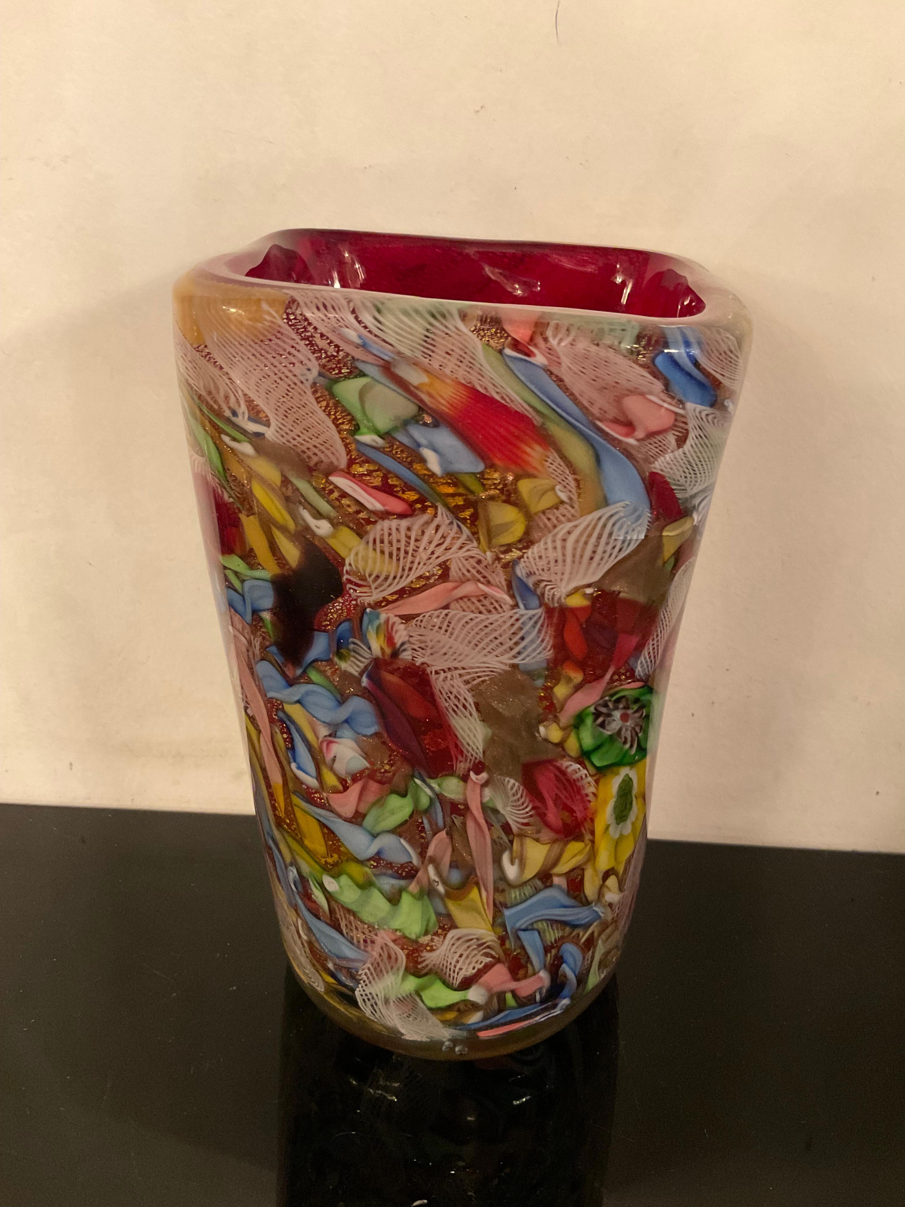AVEM - Arte Vetraria Muranese (AVEM), vaso in vetro di Murano, modello chiamato fine giornata, molto belli e colorati.
Data di produzione 1950.