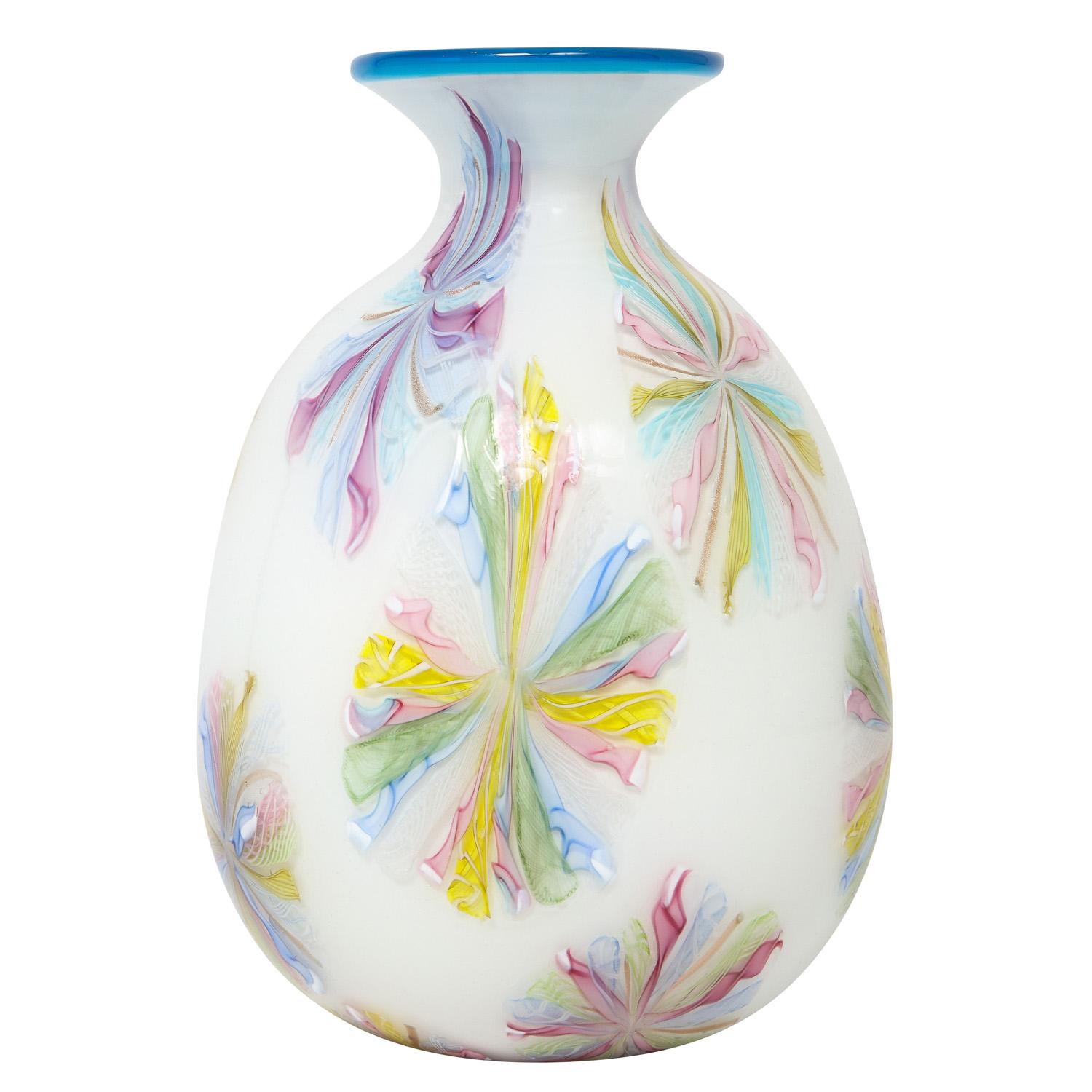 Vase aus mundgeblasenem Glas, farbenfrohe Murrhine über weißem Glas mit blauem Rand, von Arte Vetraria Muranese oder A.V.E.M., Murano Italien, 1950er Jahre. Diese Vase ist wie ein Juwel. Wir haben mehrere Exemplare dieser Serie, und jedes ist auf