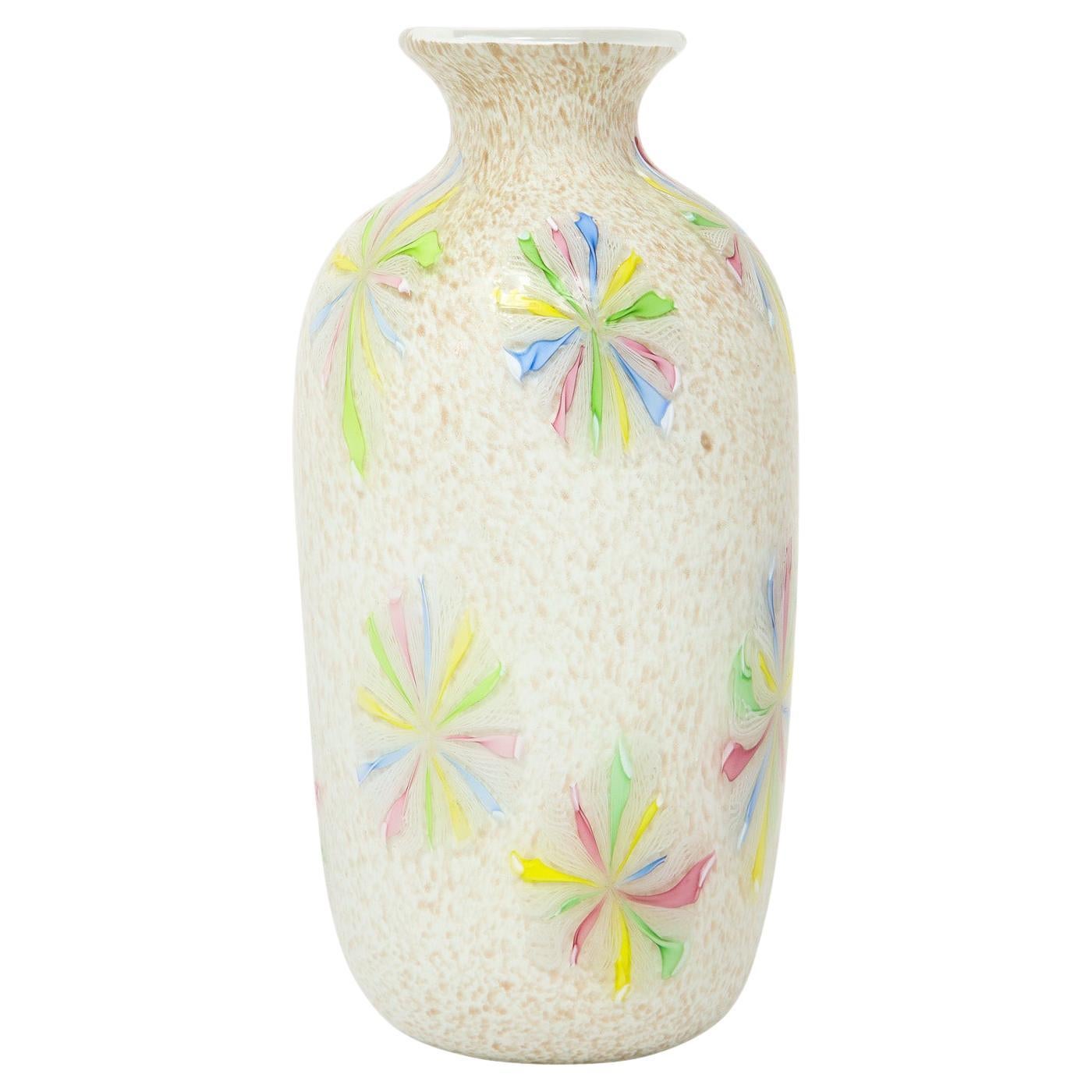 A.V.E.M. Vase en verre soufflé à la main avec des murrhines colorées en forme d'étoile rayonnante, années 1950