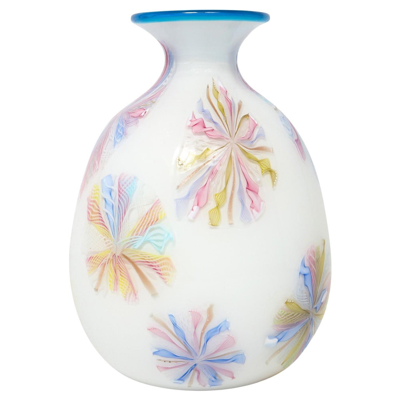 Vaso in vetro soffiato a mano di A.V.E.M. con murrine a stella colorate, anni '50 in vendita