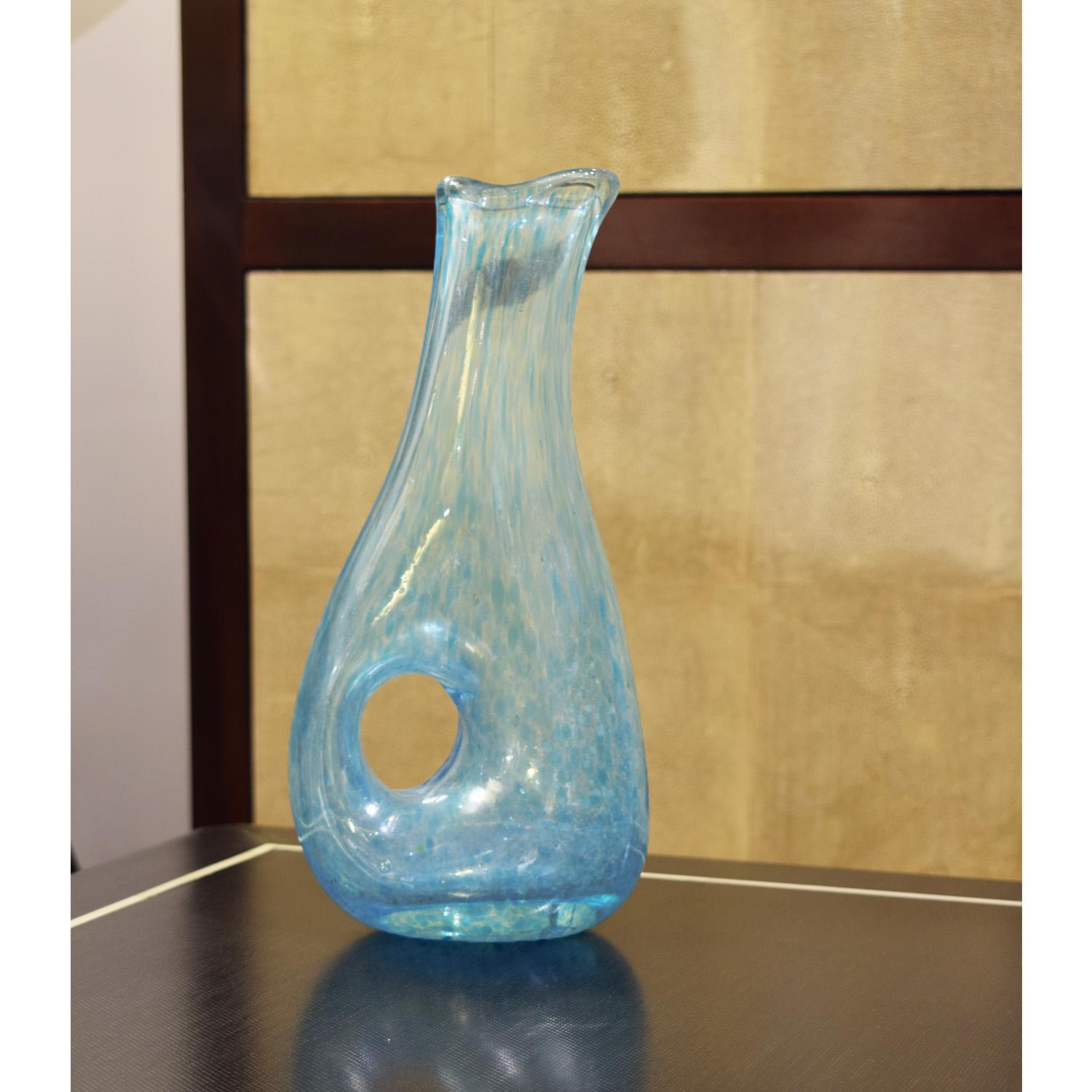 Fait main A.V.E.M. Verre soufflé à la main avec fragments de verre bleu et trou, années 1950 en vente