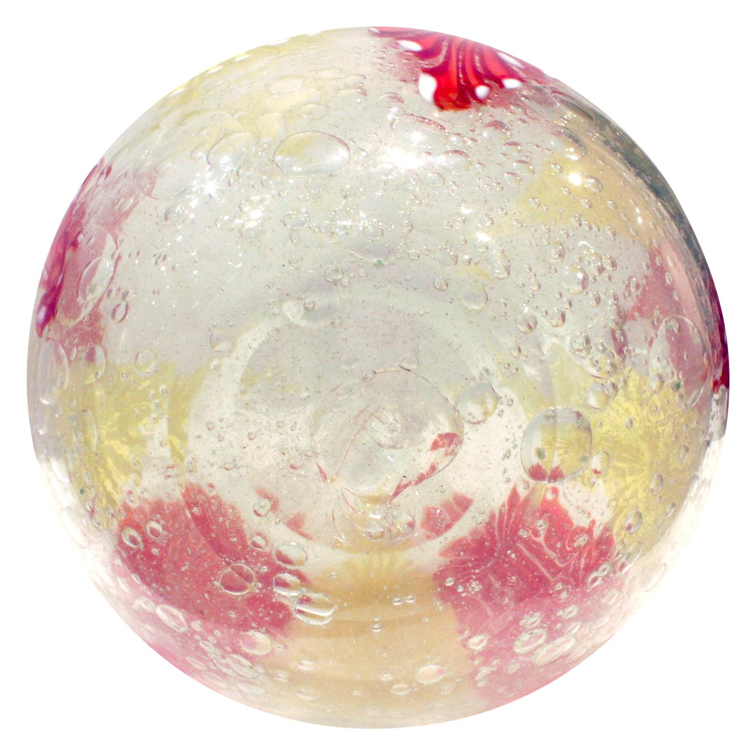 Italiano A.V.E. M. Grande bicchiere soffiato a mano con murrine rosse e gialle, anni '50 in vendita