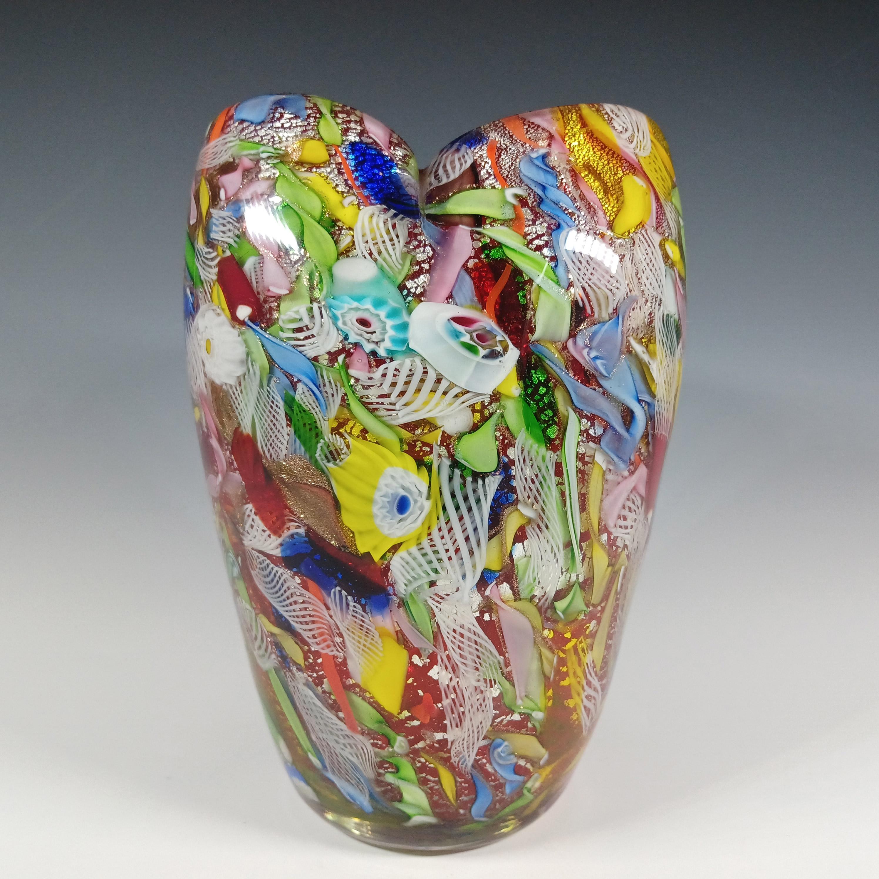 Ecco uno squisito vaso in vetro veneziano degli anni '50/'60, grande e molto pesante (2,8 kg non imballato), realizzato sull'isola di Murano, vicino a Venezia, in Italia. Questo pezzo è stato realizzato da AVEM (Arte Vetraria Muranese) e fa parte