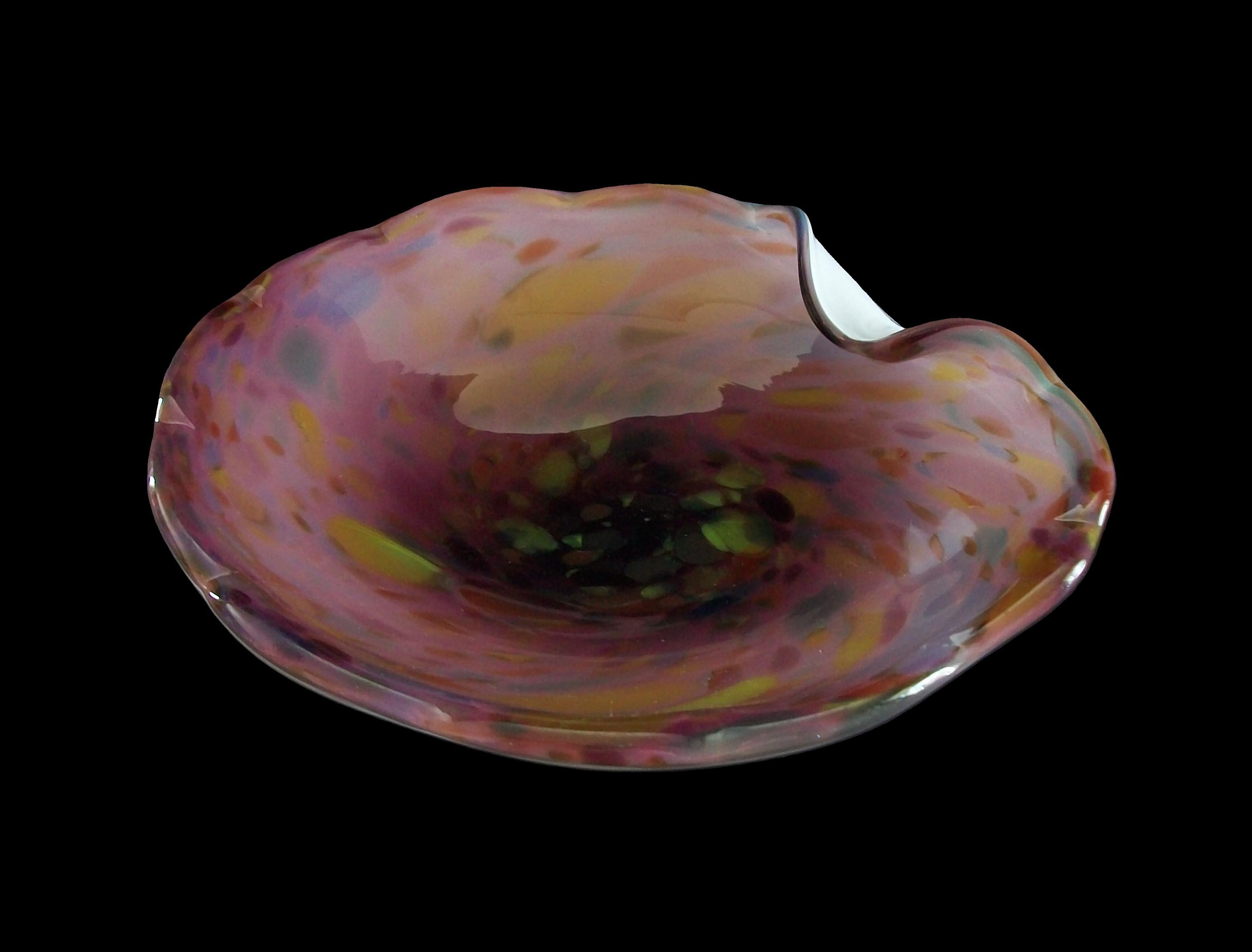 AVeM - Ciotola o vide poche in vetro artistico di Murano della metà del secolo scorso, caratterizzata da un bordo ripiegato con uno schizzo di vetro multicolore su uno sfondo rosa lavanda con base e lati in vetro bianco - peso elevato con finitura