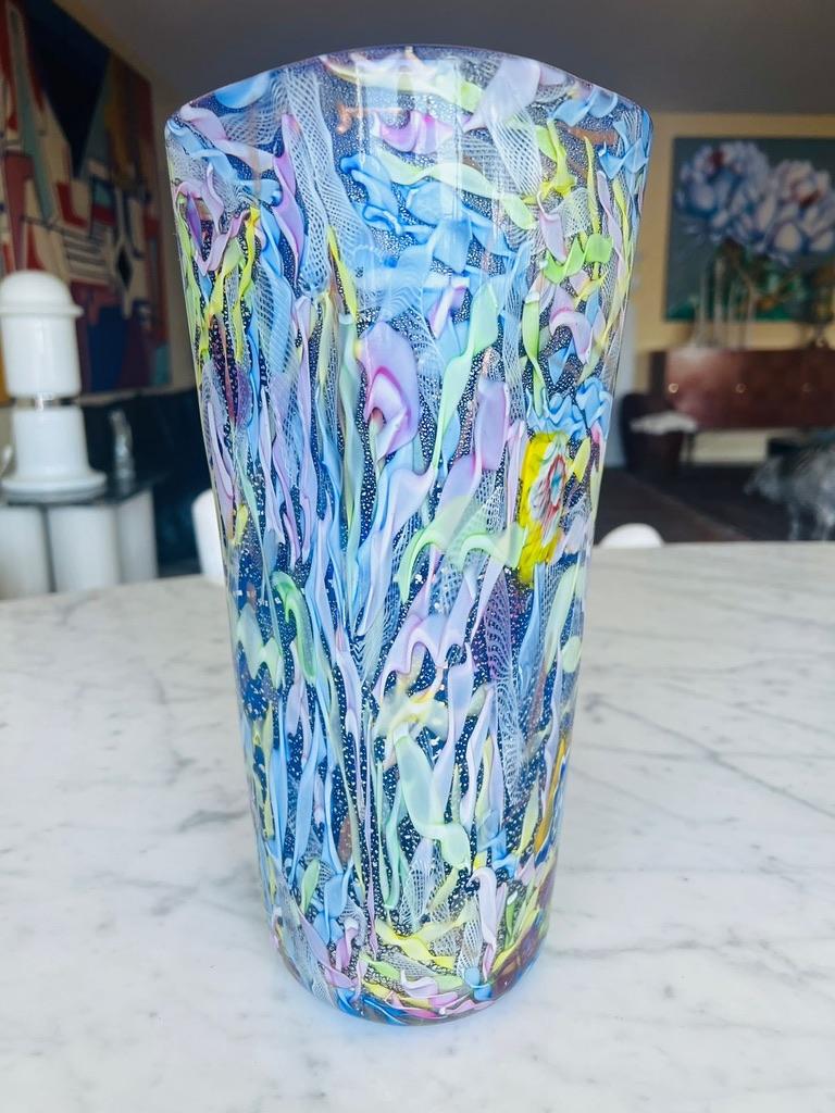 Milieu du XXe siècle CIRCA Vase en verre de Murano 