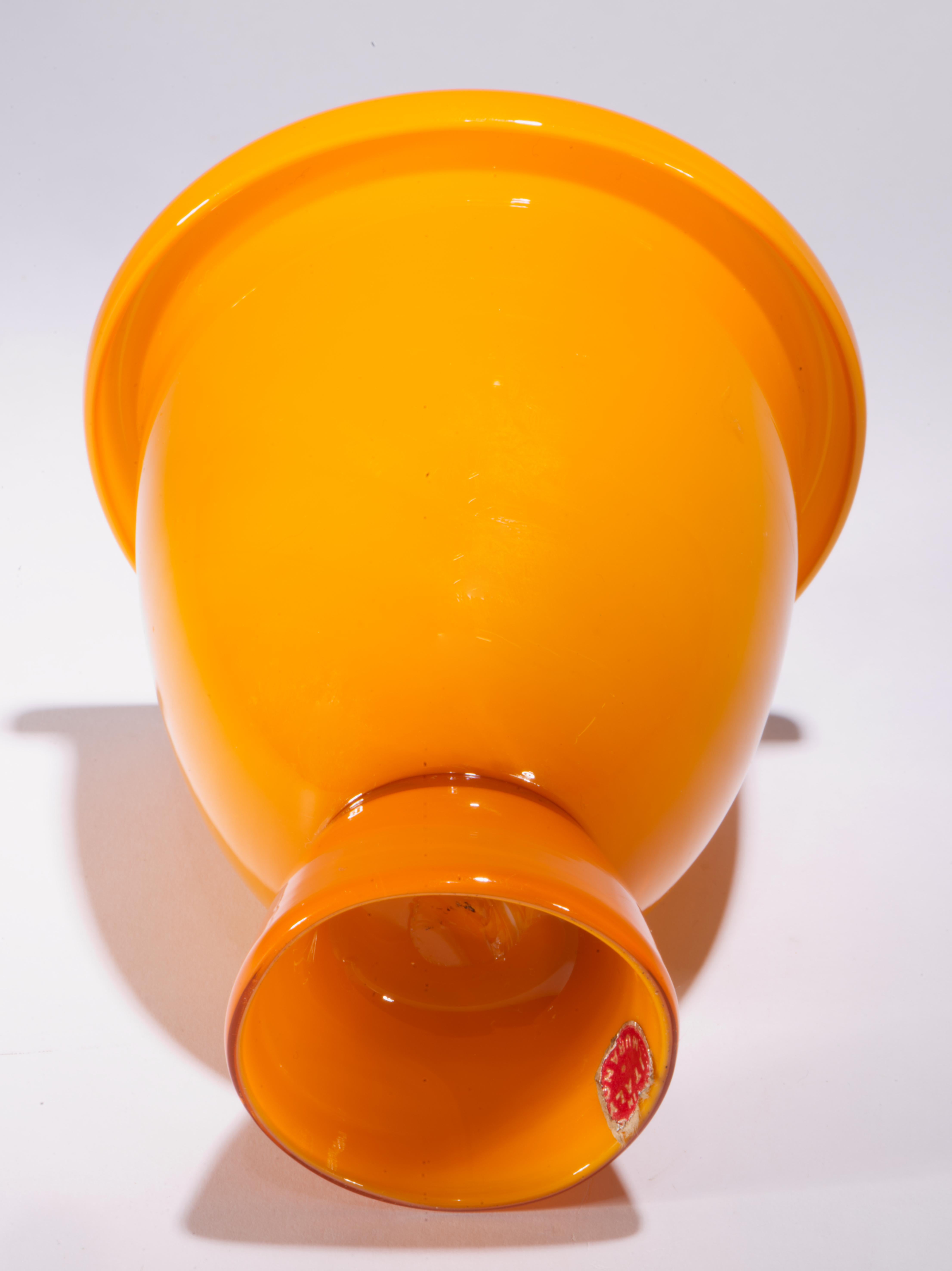 Mid-Century moderno AVEM Murano Glass Sommerso arancione, Vaso a bocciolo con piede, Italia, anni '50 in vendita