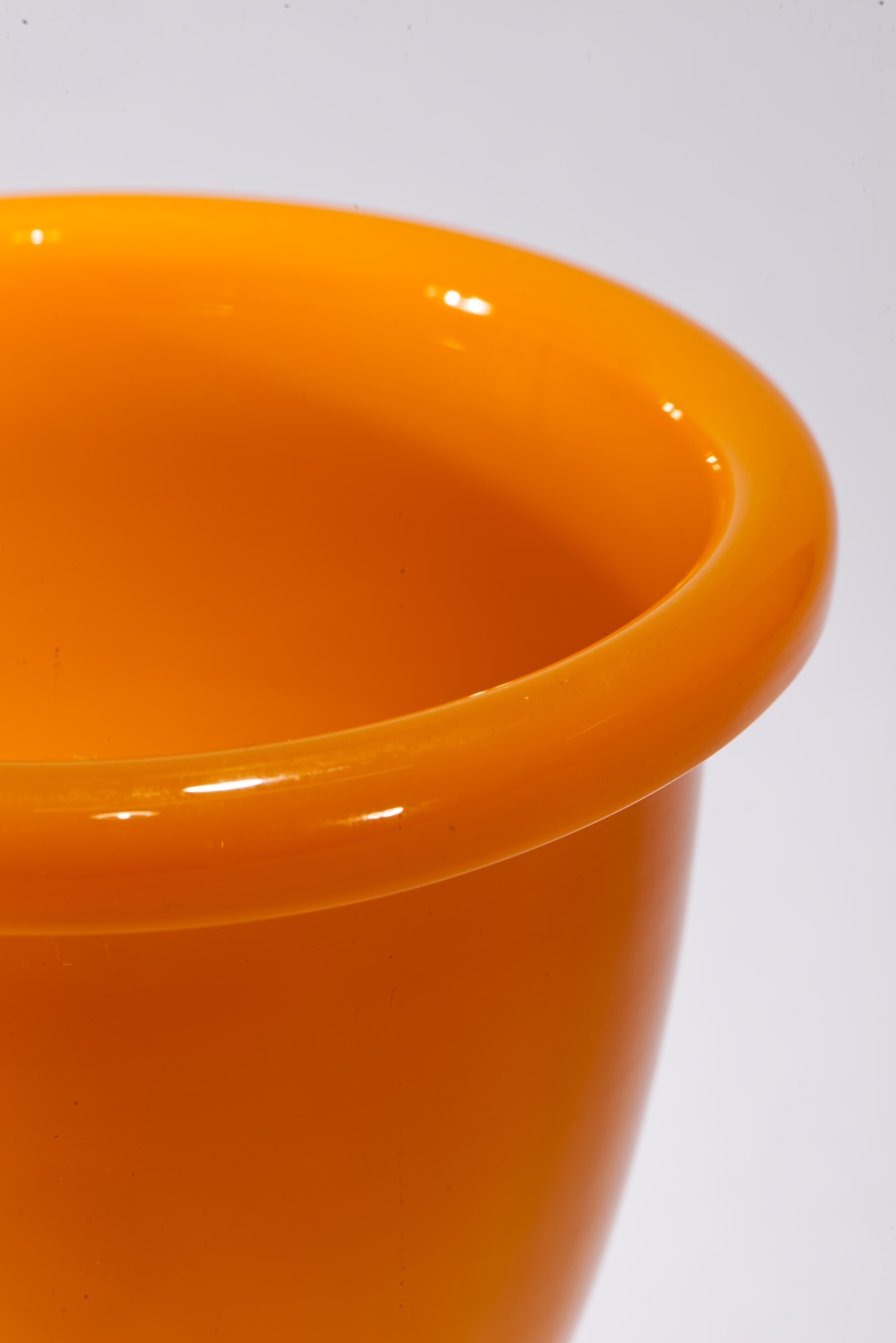 Metà XX secolo AVEM Murano Glass Sommerso arancione, Vaso a bocciolo con piede, Italia, anni '50 in vendita