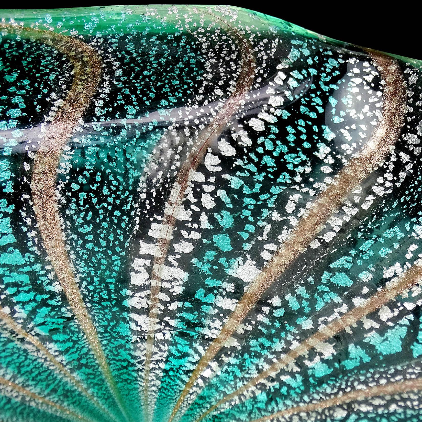Italienische gestreifte Schale aus Muranoglas in Grün und Silber mit Aventurinflecken von A.Ve.M. (Moderne der Mitte des Jahrhunderts) im Angebot