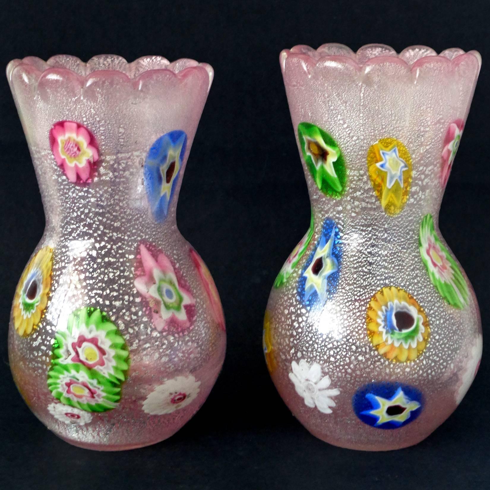 Mid-Century Modern Vase à fleurs en verre d'art italien de Murano rose Millefiori moucheté d'argent A.Ve.M. en vente