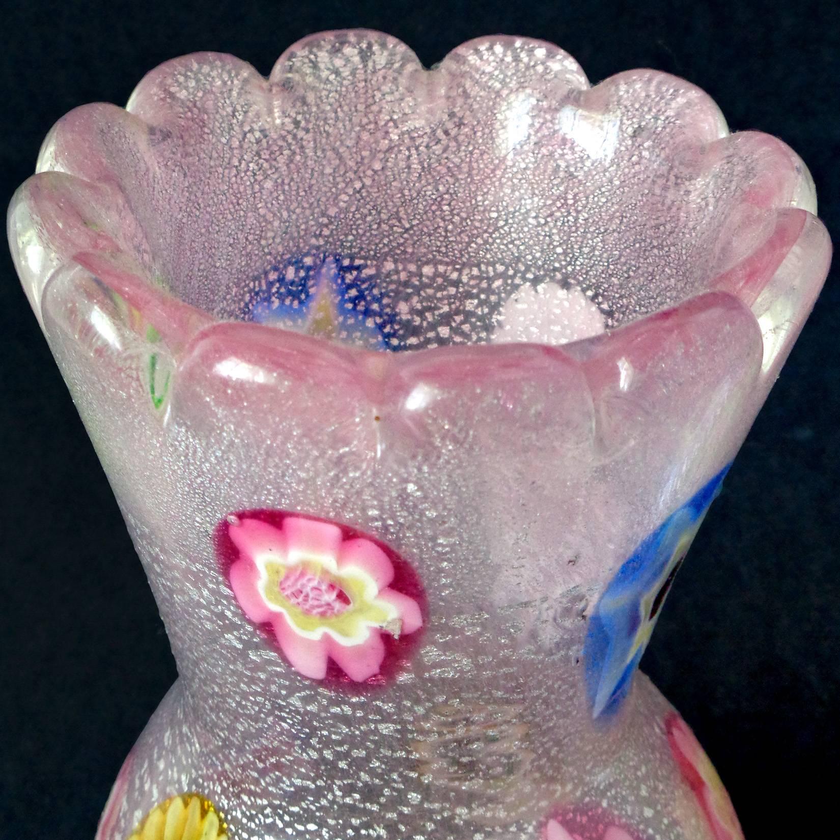 Fait main Vase à fleurs en verre d'art italien de Murano rose Millefiori moucheté d'argent A.Ve.M. en vente