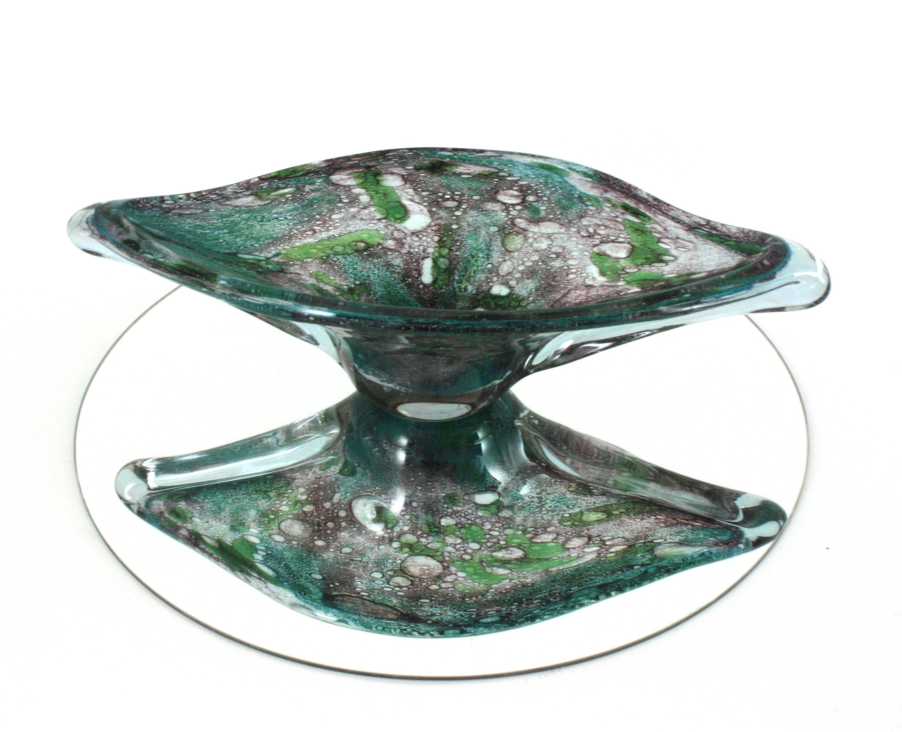 Gran jarrón pulegoso azul soplado a mano de cristal artístico de Murano para centro de mesa, con decoración murrina de Noche estrellada. Atribuido a Arte Vetraria Muranese (A.V.E.M.), Italia, años 50.
Exquisito y escultural centro de mesa de cristal