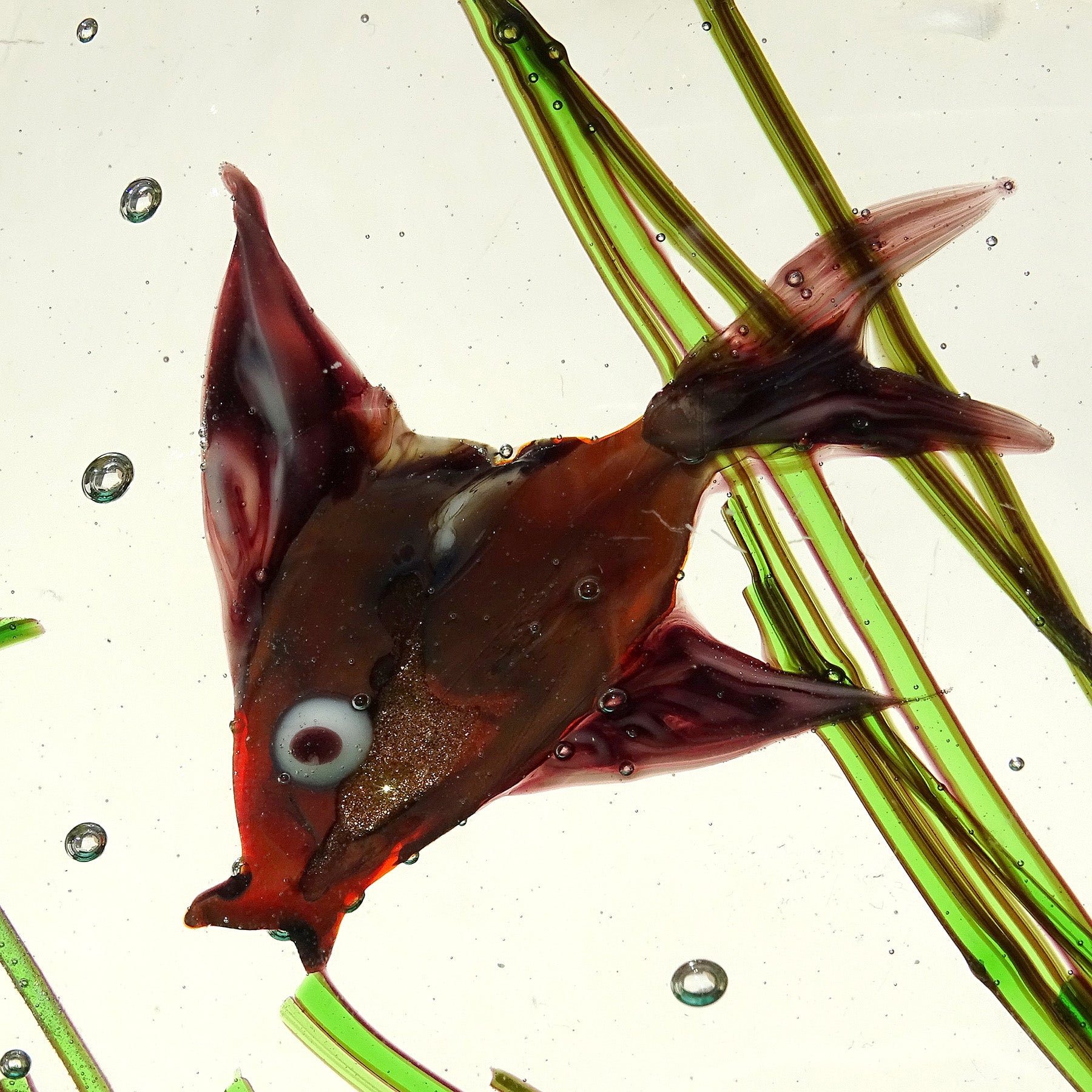 Italienisches Murano-Kunstglas-Aquarium mit drehbarem Doppelfisch in Violett, Rot und Grün von A.Ve.Ve.M. im Zustand „Gut“ im Angebot in Kissimmee, FL