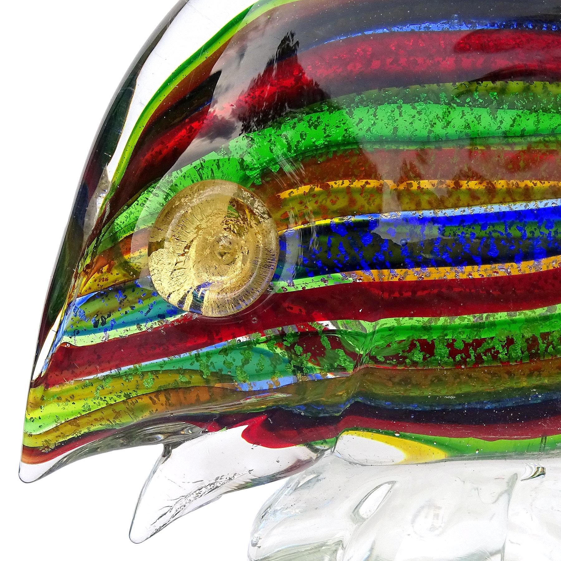 Magnifique figurine de poisson en verre d'art italien de Murano soufflé à la main avec des rayures arc-en-ciel et des mouchetures d'argent et d'or. Attribuée à la société A.VE.M. (Arte Vetraria Muranese). Le poisson présente des bandes alternées de