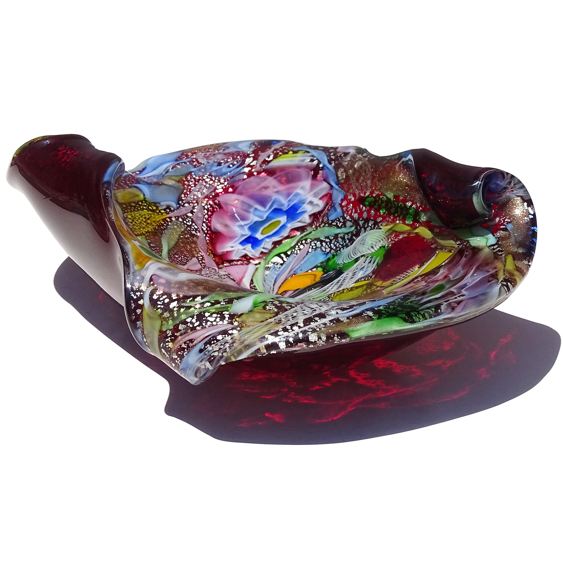 Precioso y gran cuenco central de cristal artístico italiano vintage de Murano soplado a mano en rojo, plata, aventurina cobriza, murrinas de flores millefiori y cintas retorcidas. Está documentada a la empresa A.Ve.M. (Arte Vetraria Muranese). El