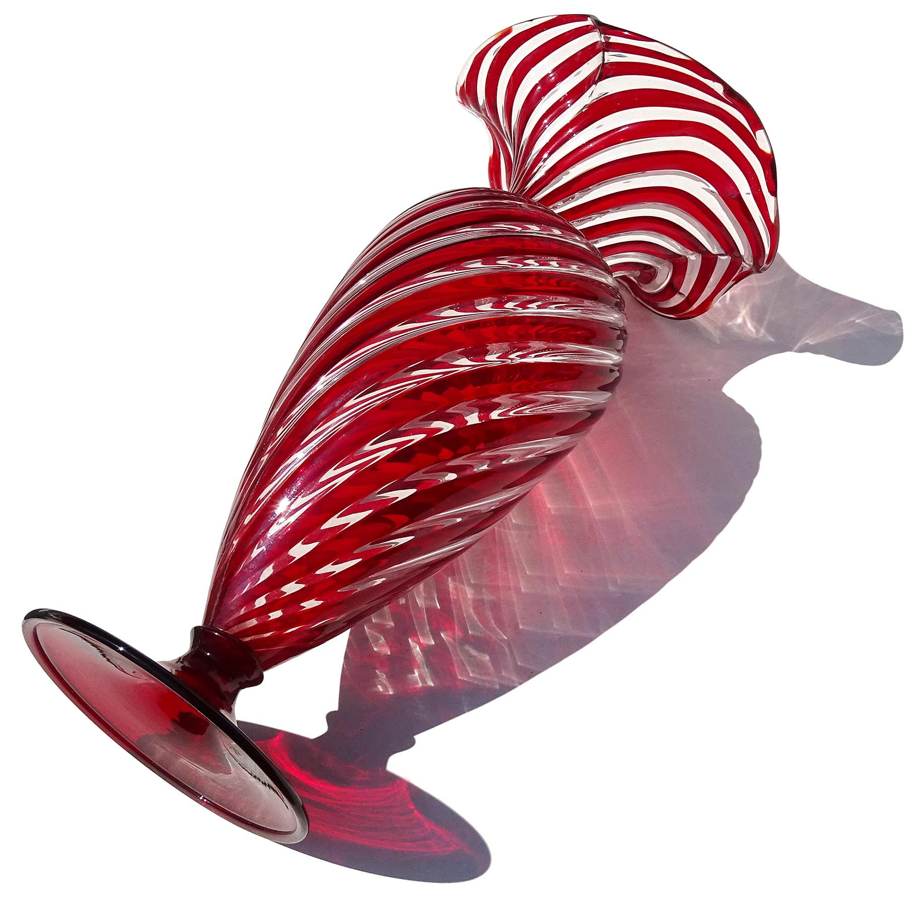 A.Ve.M. Murano, vase à fleurs à bord volanté en verre d'art italien rouge rubis et ruban transparent Bon état - En vente à Kissimmee, FL