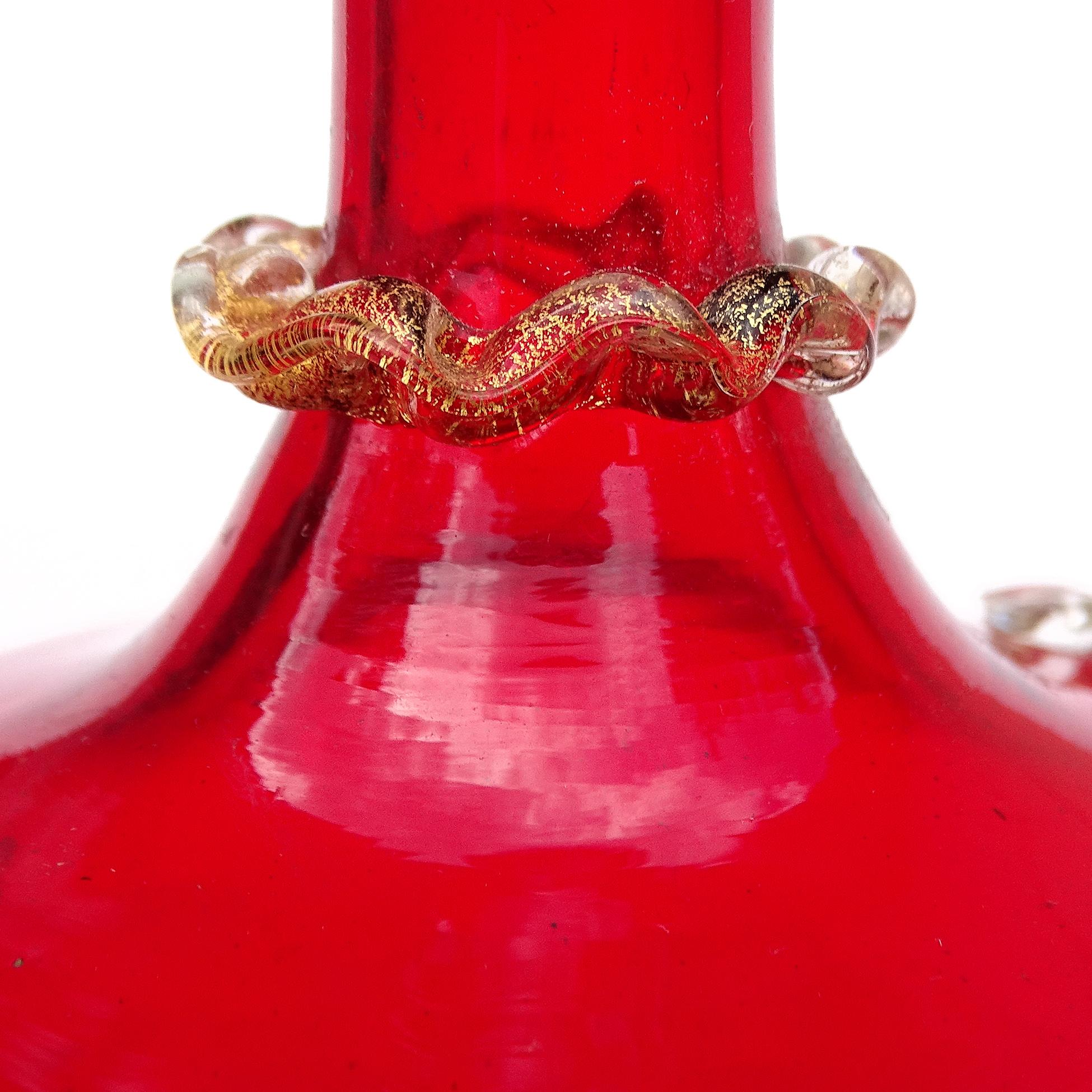 Mid-Century moderno A.VE.M. Murano Vaso da fiori con piede scanalato in vetro artistico italiano, rosso rubino e oro. in vendita