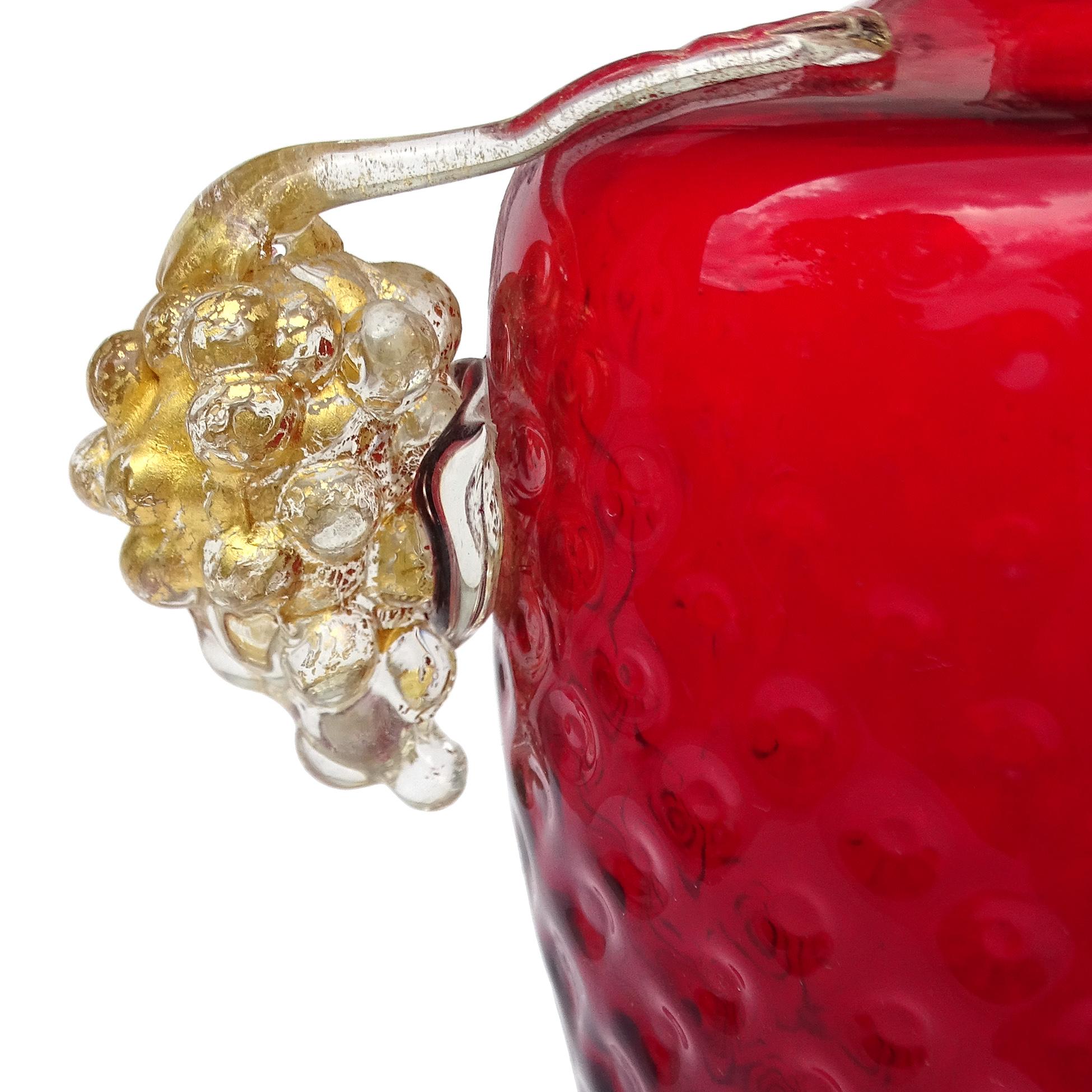 Italiano A.VE.M. Murano Vaso da fiori con piede scanalato in vetro artistico italiano, rosso rubino e oro. in vendita