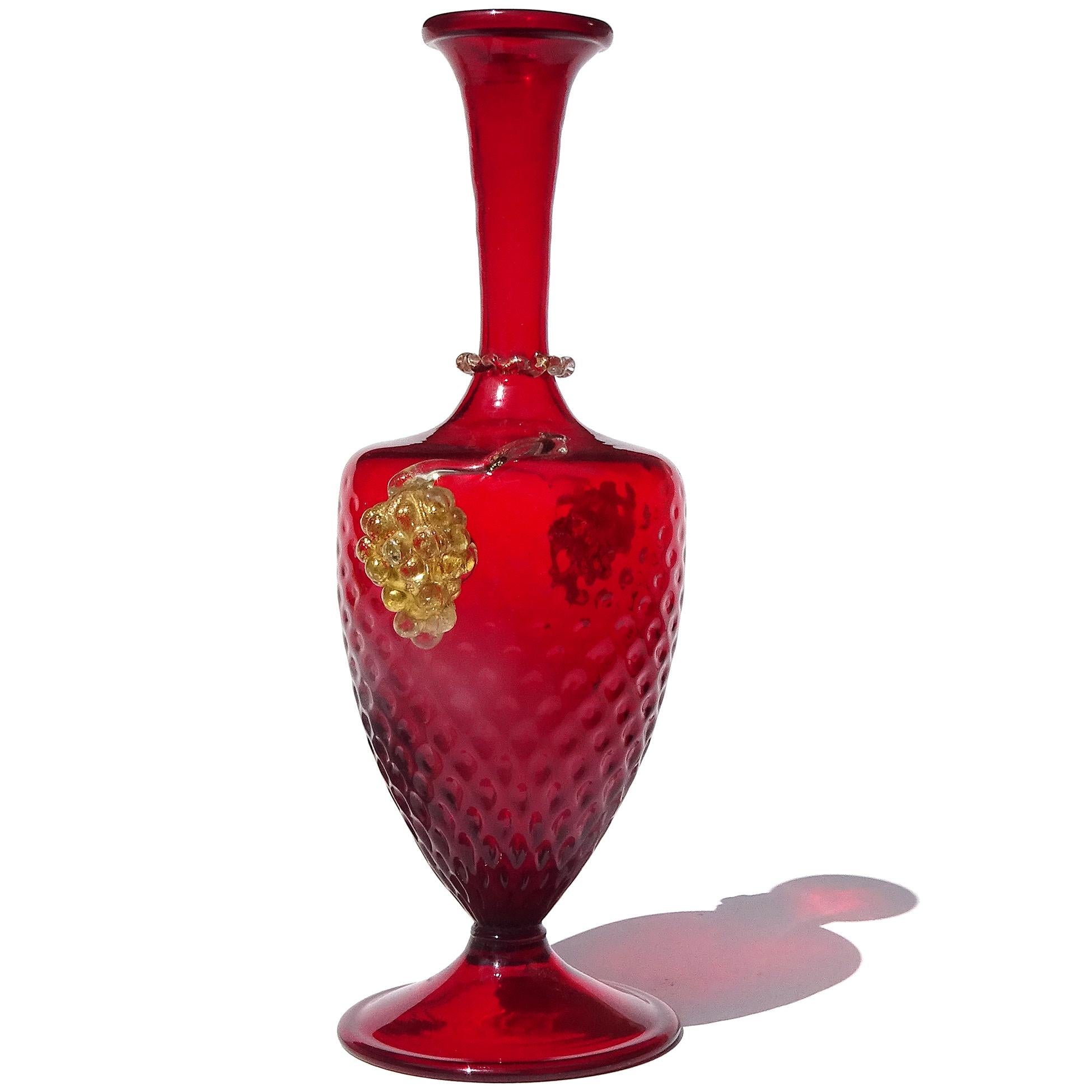 Fatto a mano A.VE.M. Murano Vaso da fiori con piede scanalato in vetro artistico italiano, rosso rubino e oro. in vendita
