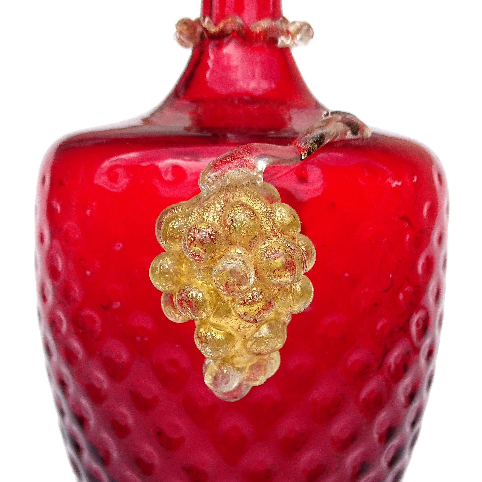 A.VE.M. Murano Vaso da fiori con piede scanalato in vetro artistico italiano, rosso rubino e oro. In condizioni buone in vendita a Kissimmee, FL