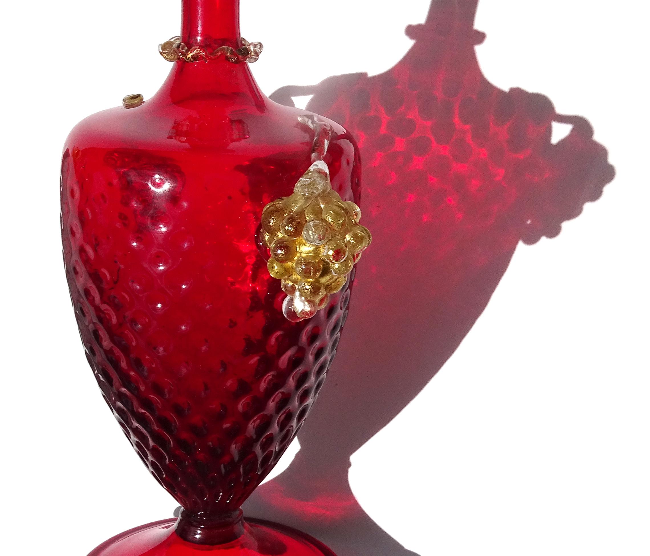 XX secolo A.VE.M. Murano Vaso da fiori con piede scanalato in vetro artistico italiano, rosso rubino e oro. in vendita