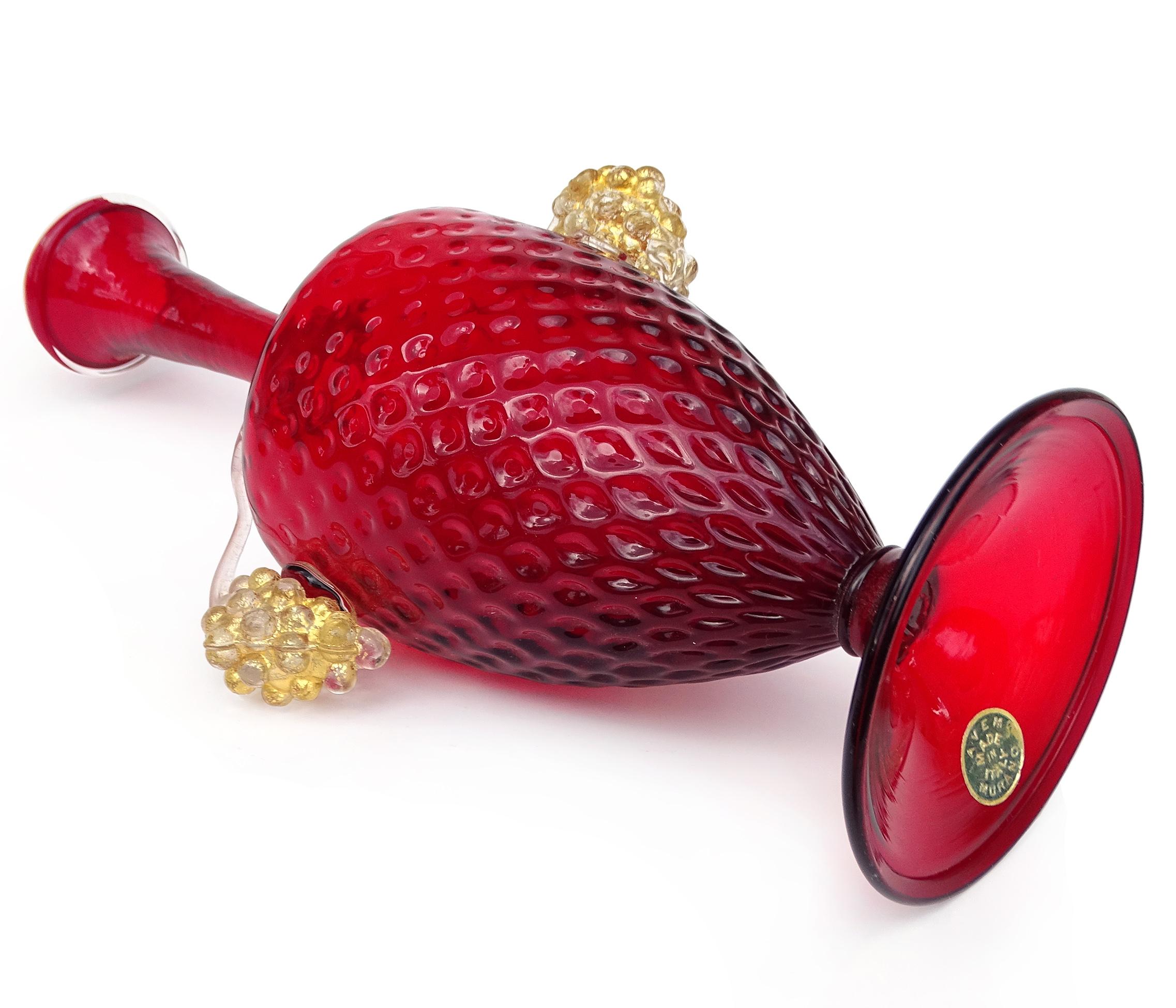 Vetro A.VE.M. Murano Vaso da fiori con piede scanalato in vetro artistico italiano, rosso rubino e oro. in vendita